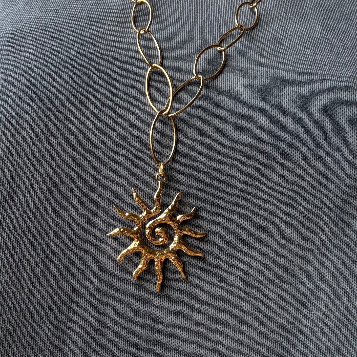 Lange ketting met zon bedel en grote ovale schakels - goudkleurig