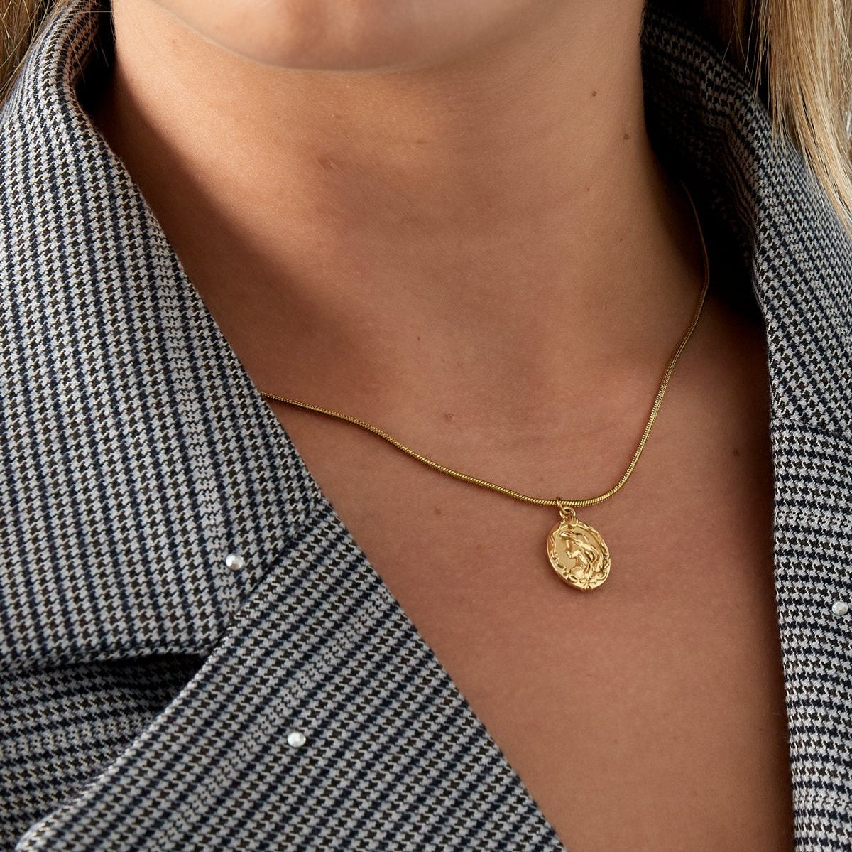 Ketting met vrouwen bedel - goud