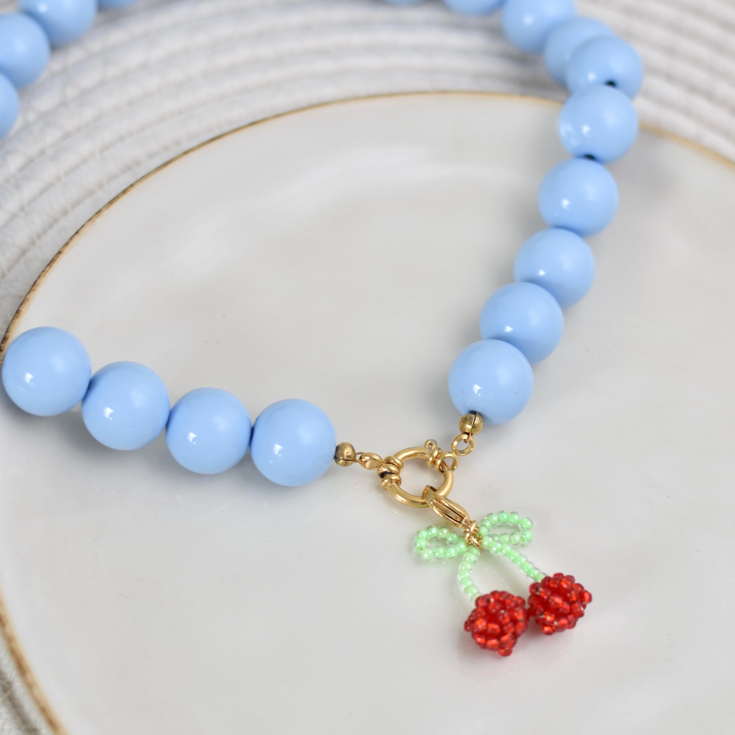 Bubblegum kralen ketting met boeislot en kersenbedel