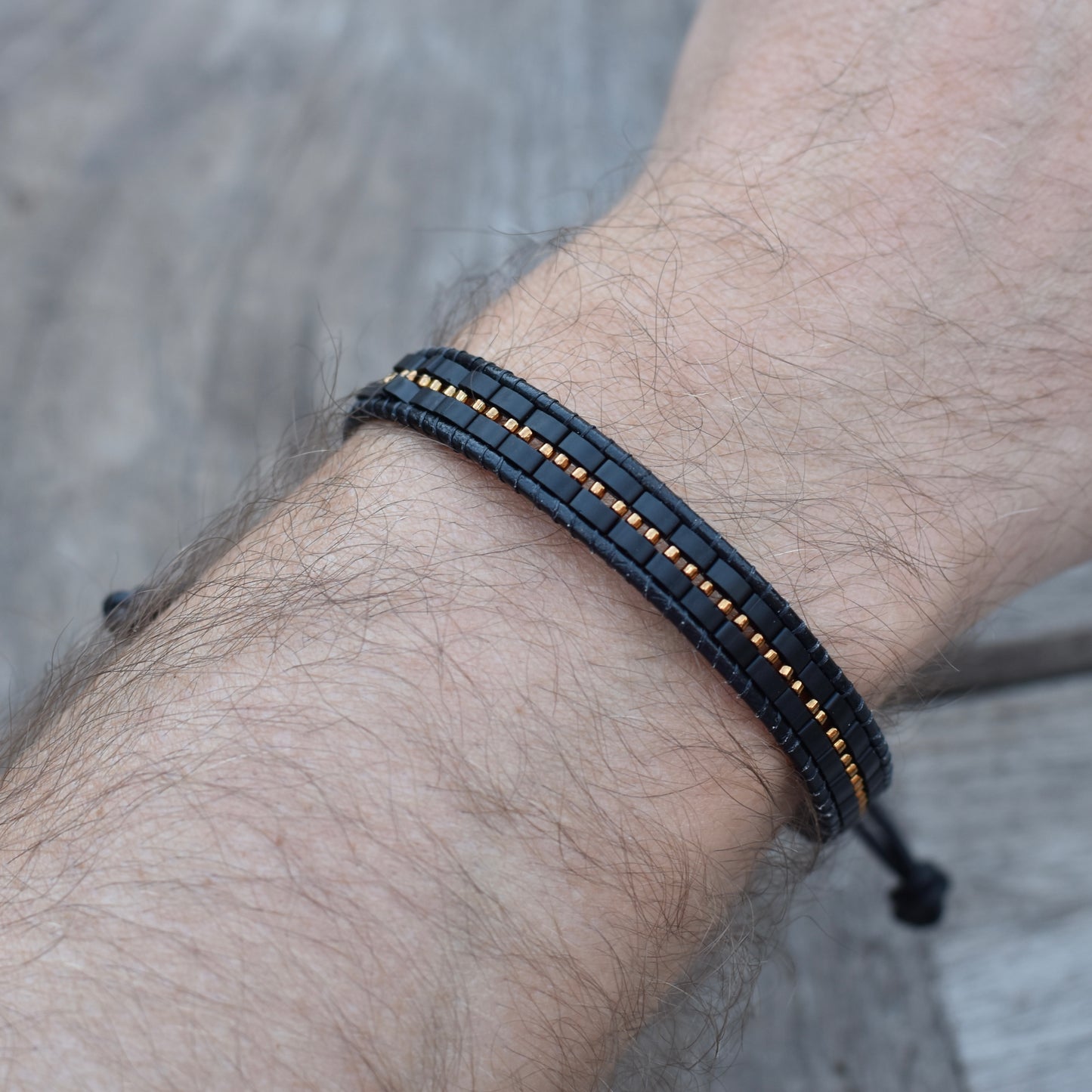 Heren armband van leer en kralen