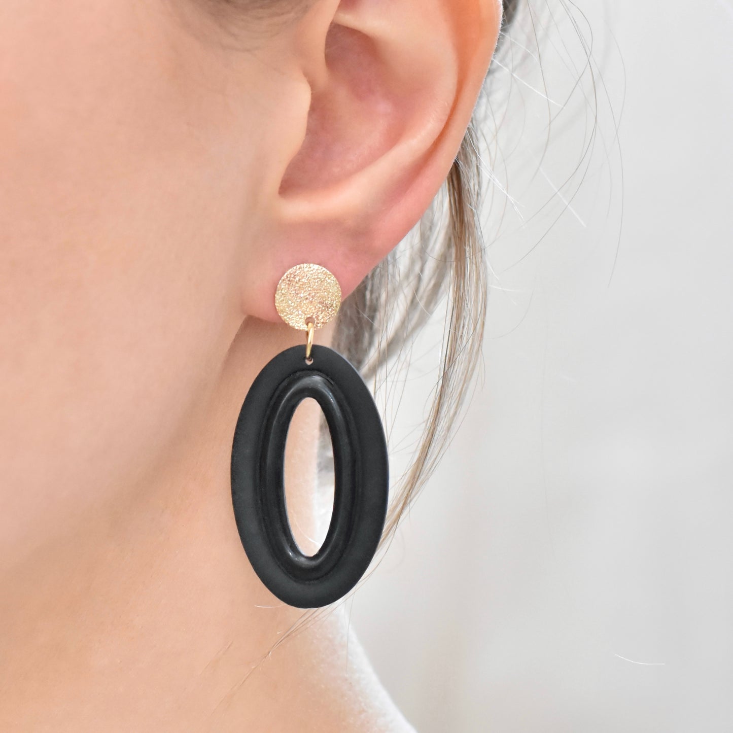 Zwarte ovale oorbellen