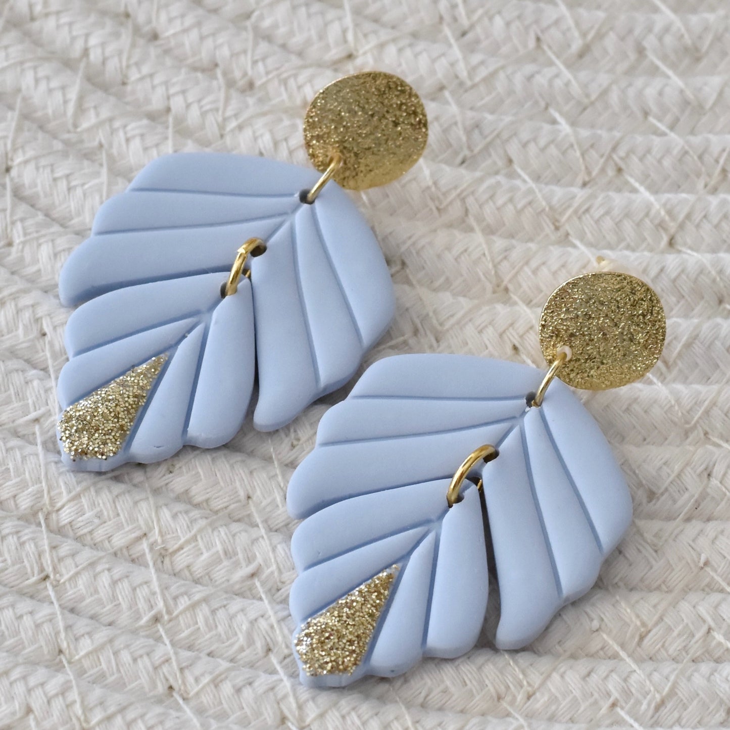 Leaf oorbellen pastel blauw met gouden glitters