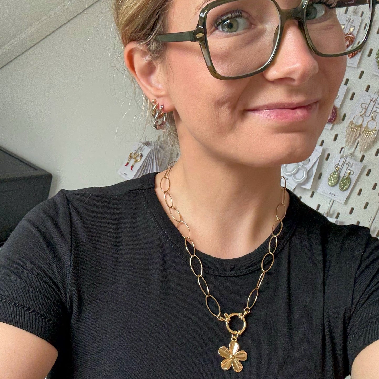 Grote ovale schakelketting met bloem bedel - Goudkleurig