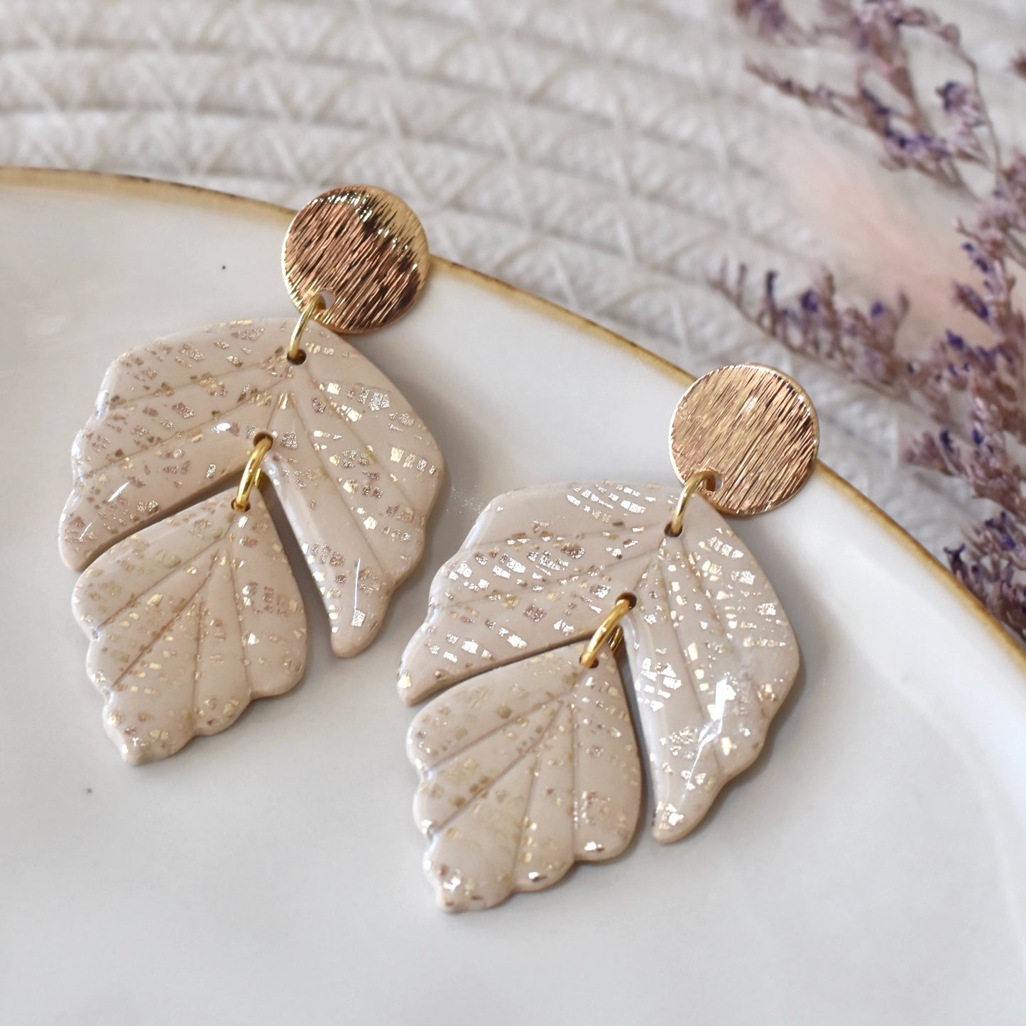 Leaf oorbellen beige met gouden vlokjes
