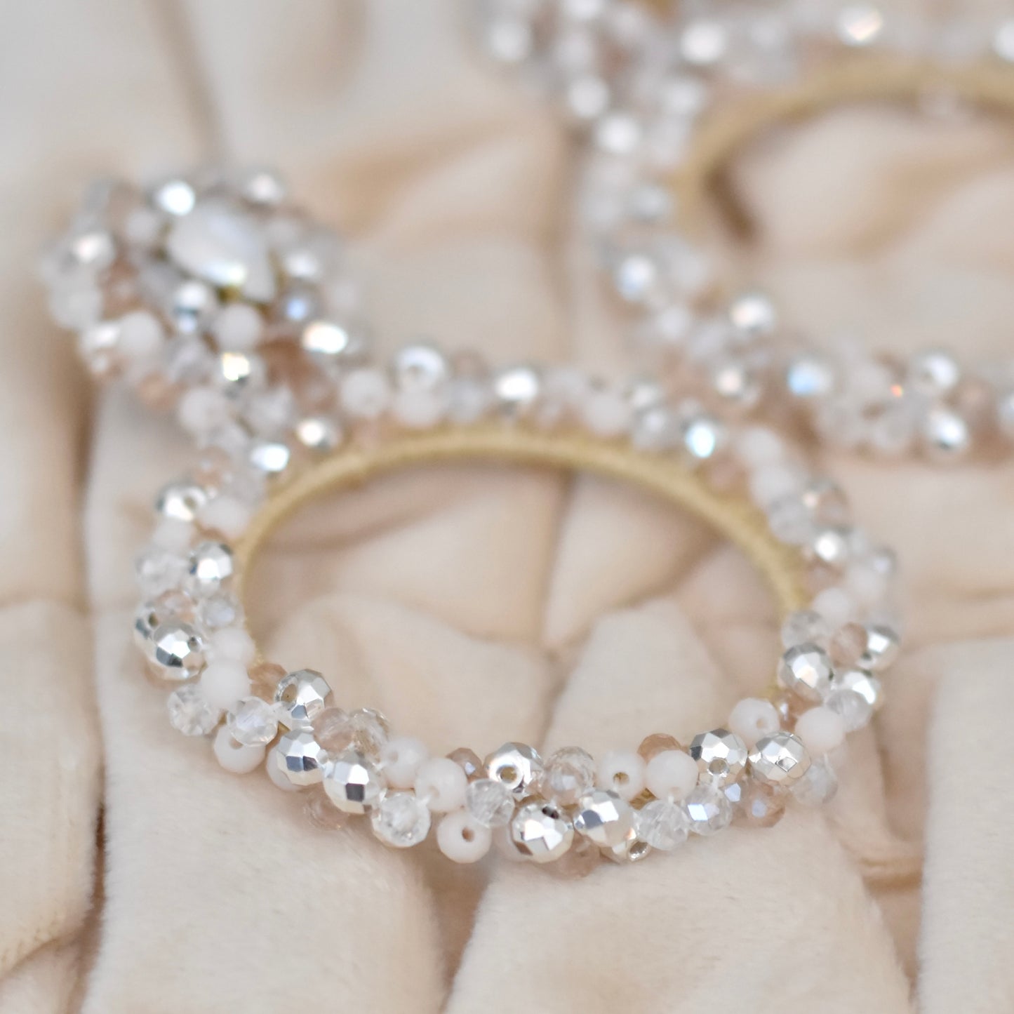 Kralen oorbellen big diamond- beige/zilver