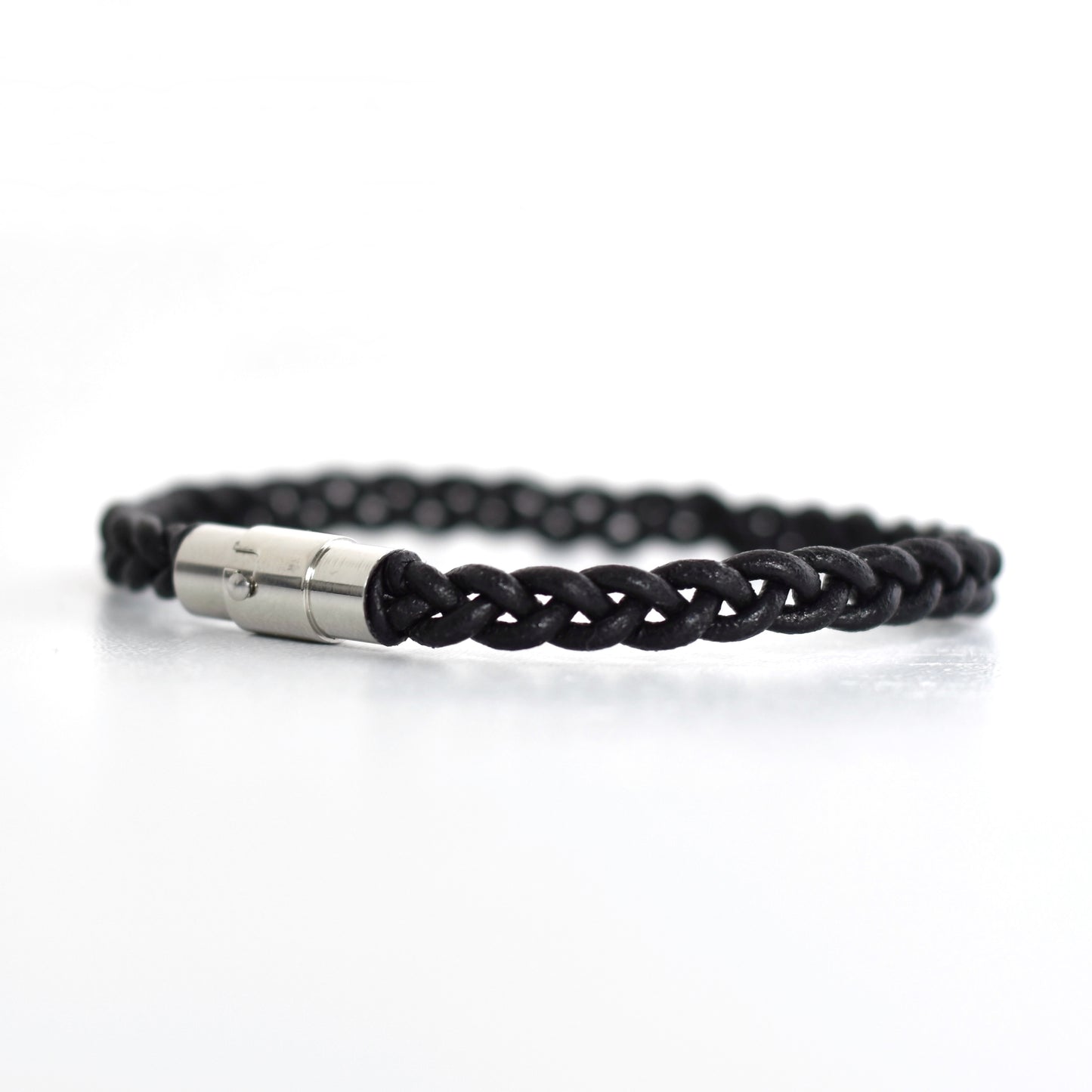 Stoere herenarmband van gevlochten leer met RVS magneetsluiting