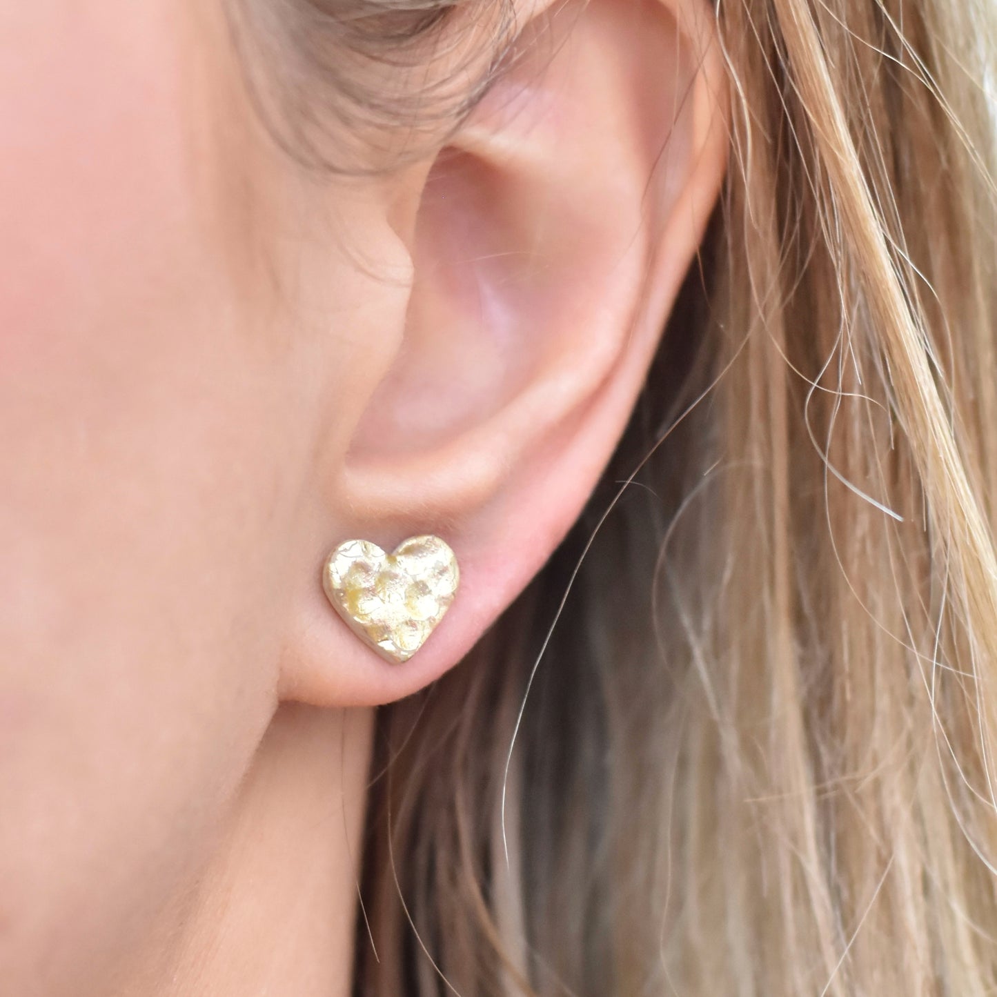 Hammered gold look hartjes studs