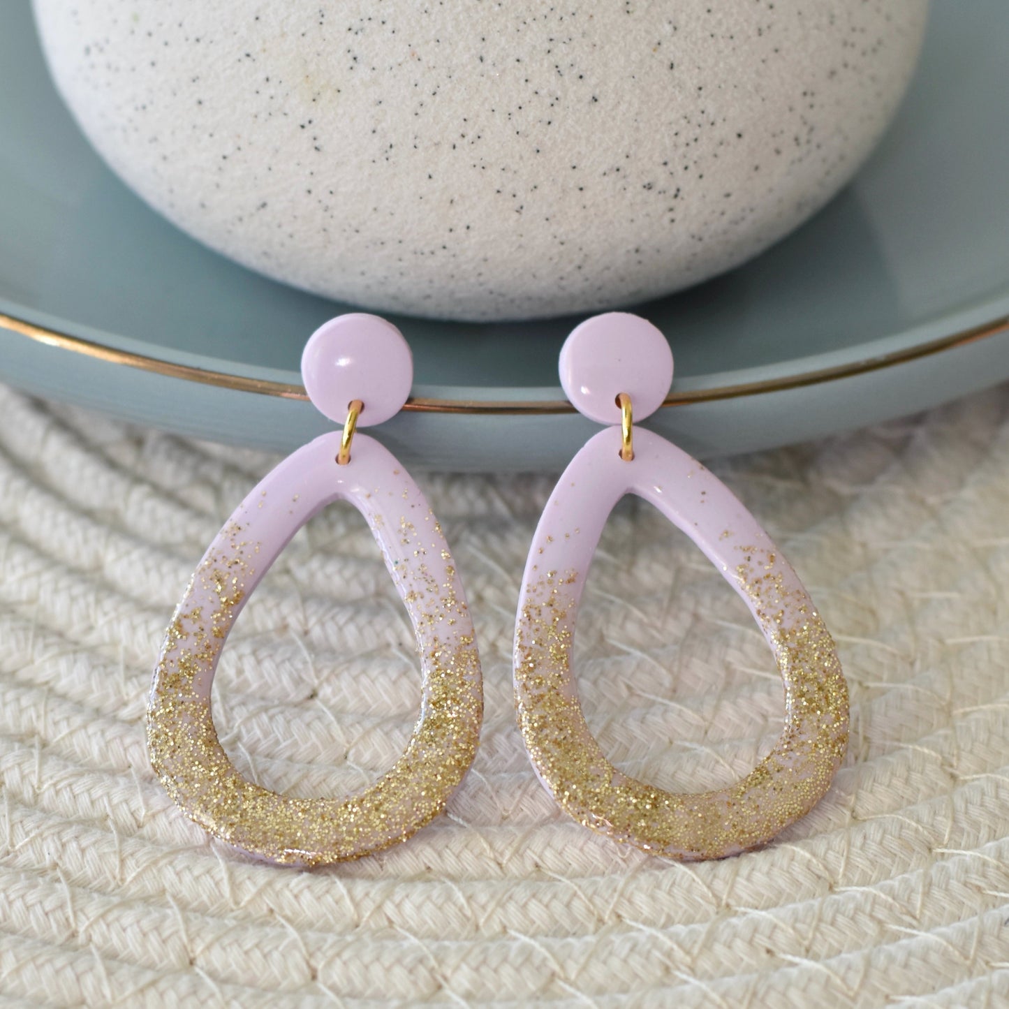 Druppelvorm oorbelen lila met gouden glitters
