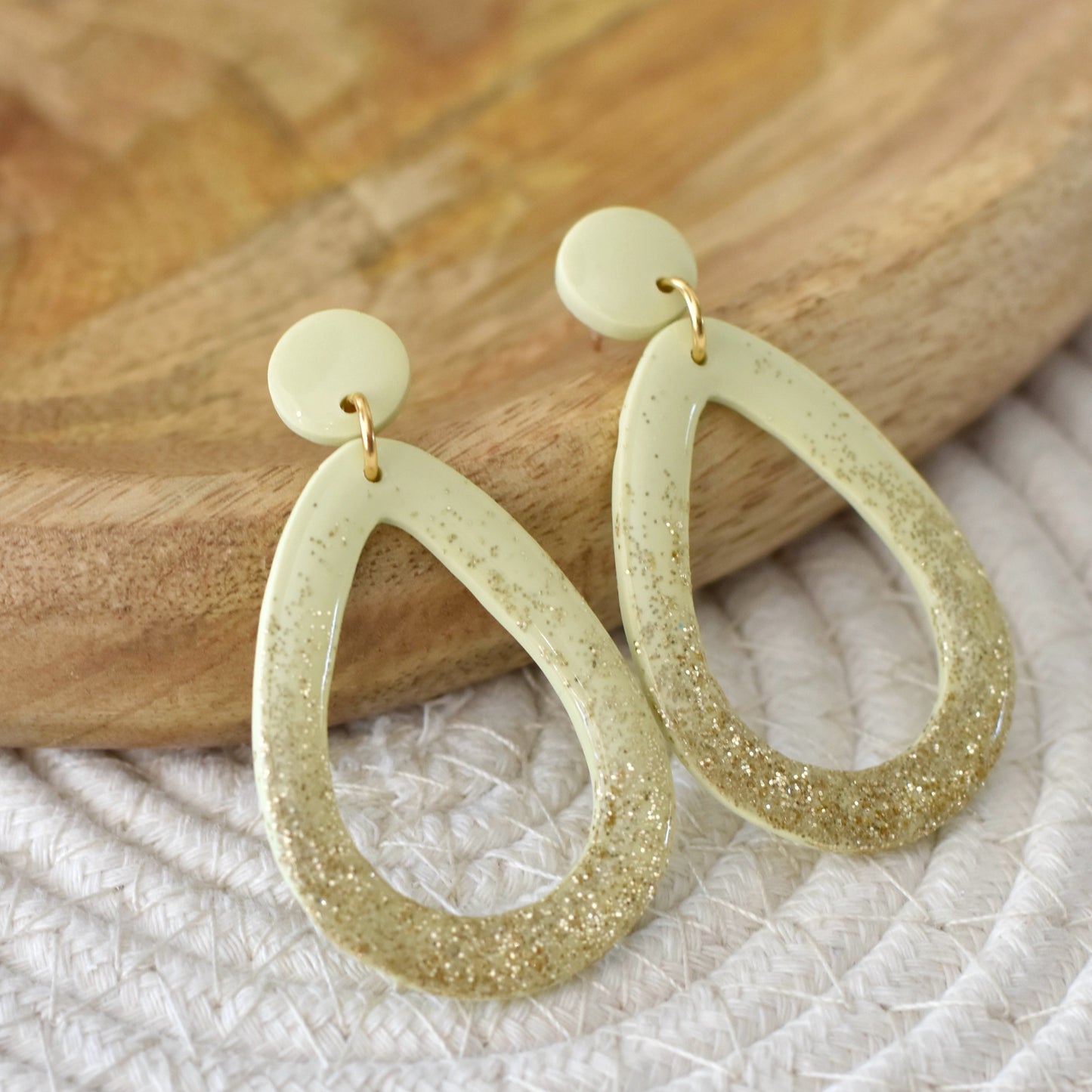 Druppelvorm oorbellen pastel groen met gouden glitters