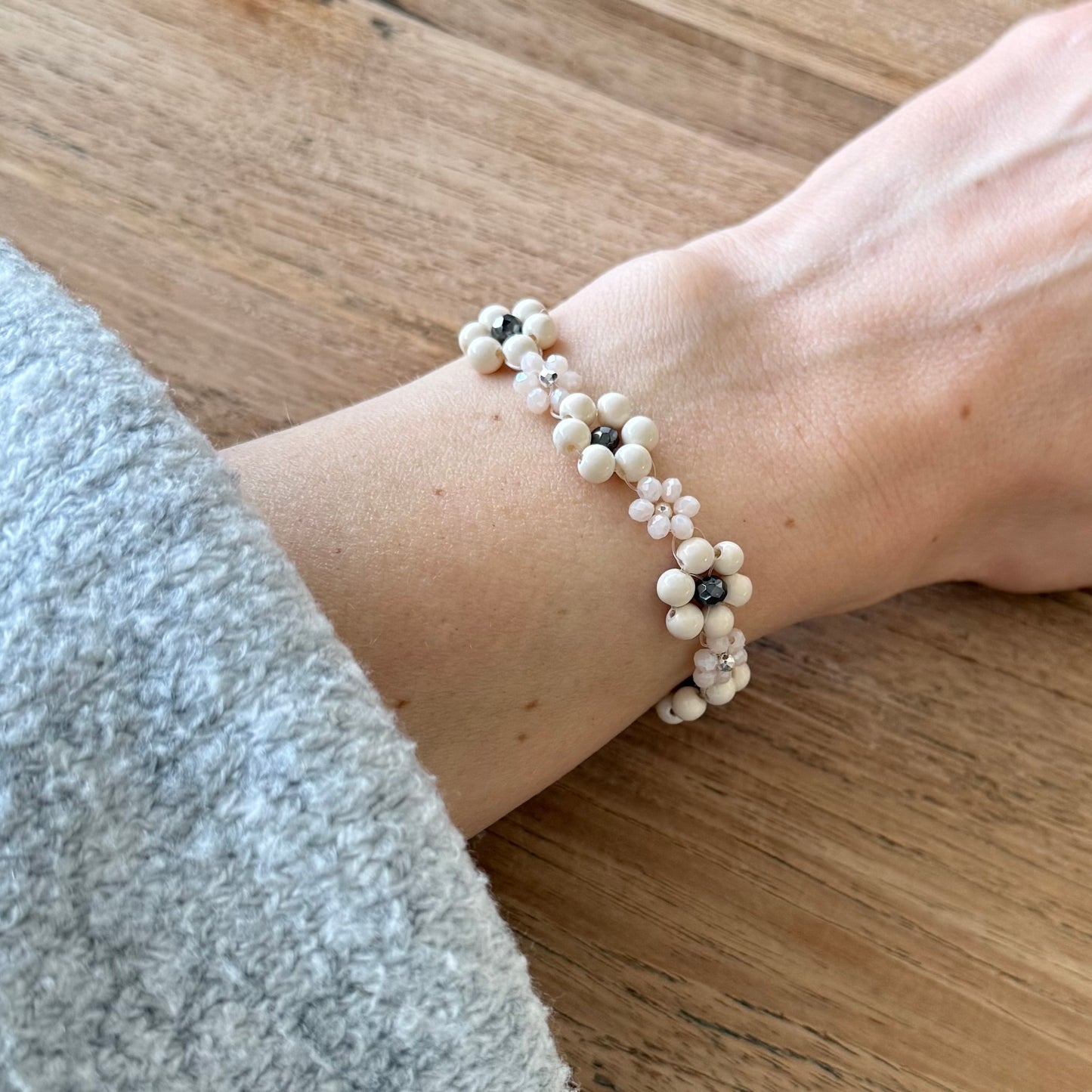 Bloemen kralen armband - wit/zilver