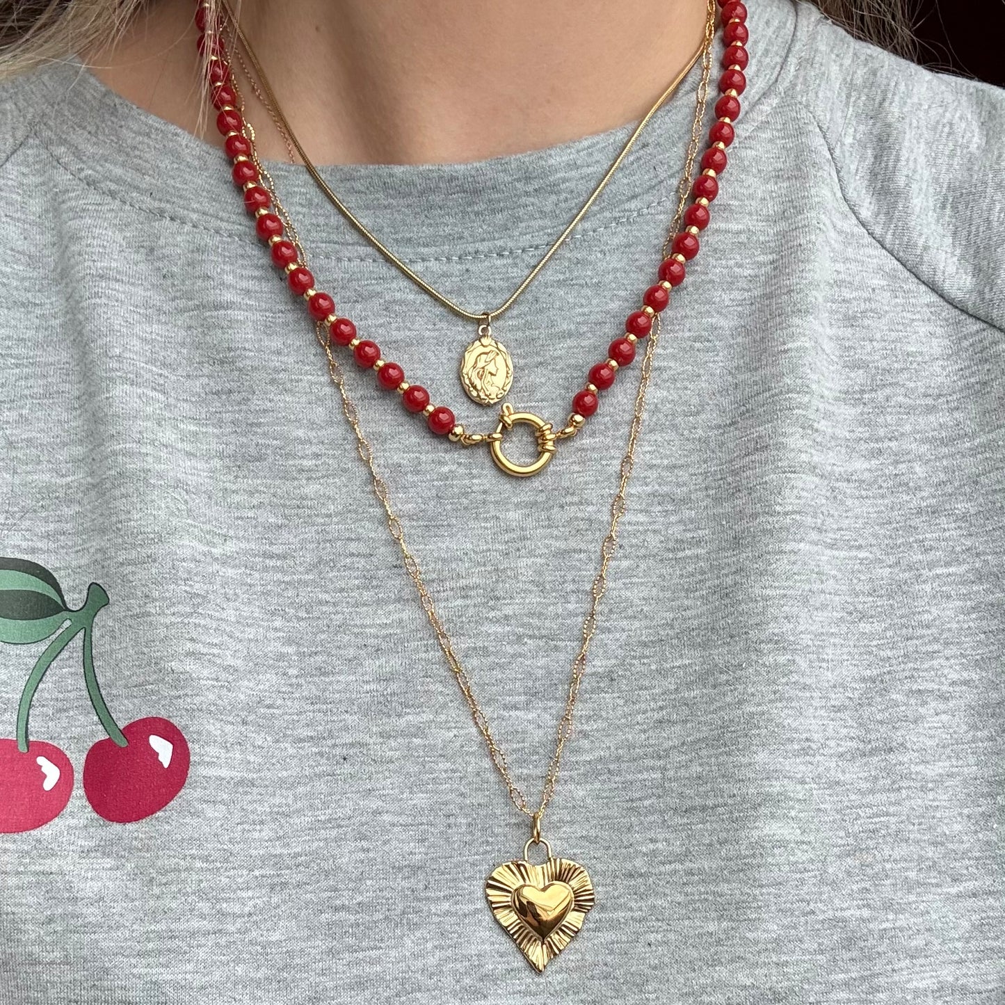 Kralen ketting met boeislot - rood/goud