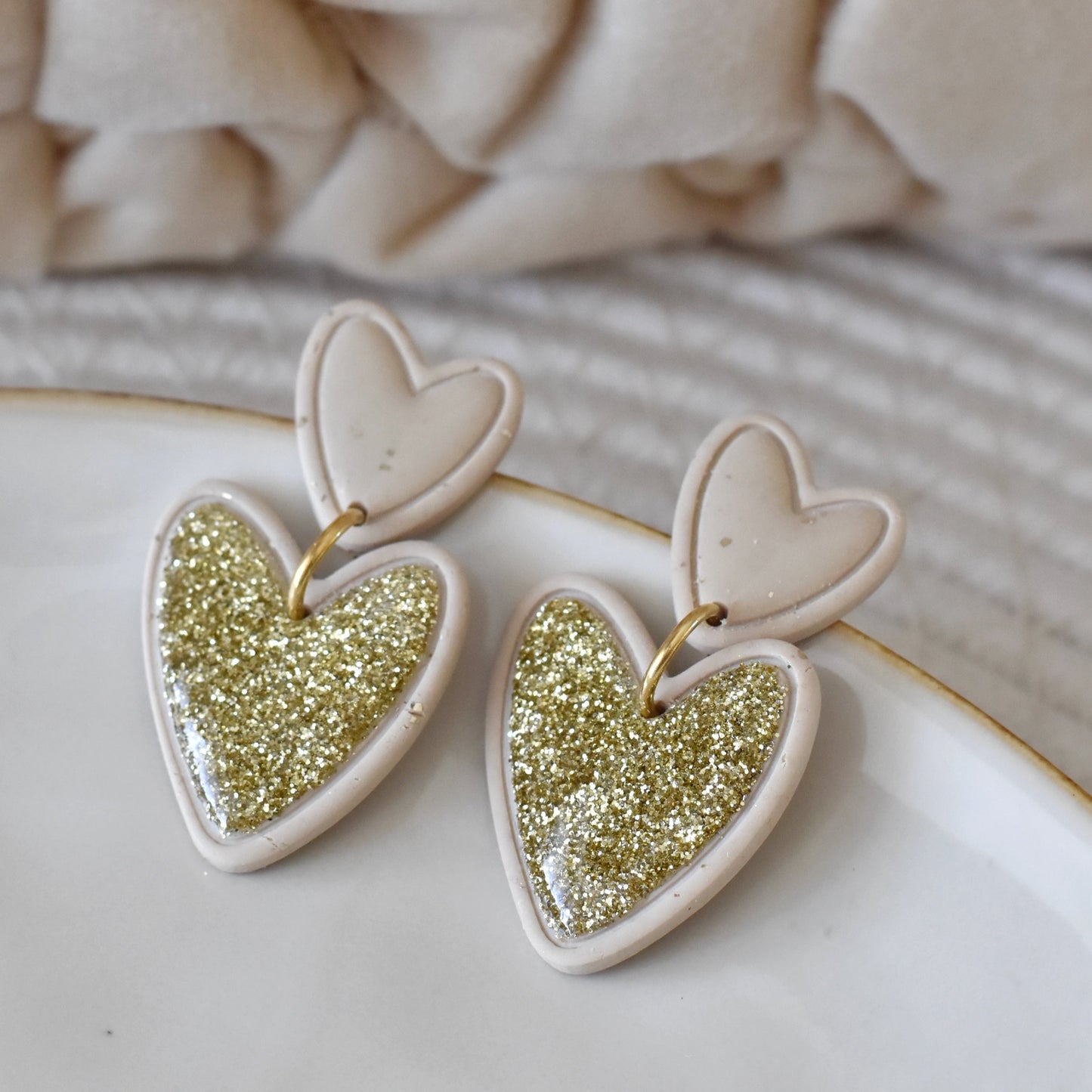 Glamour beige hart oorbellen