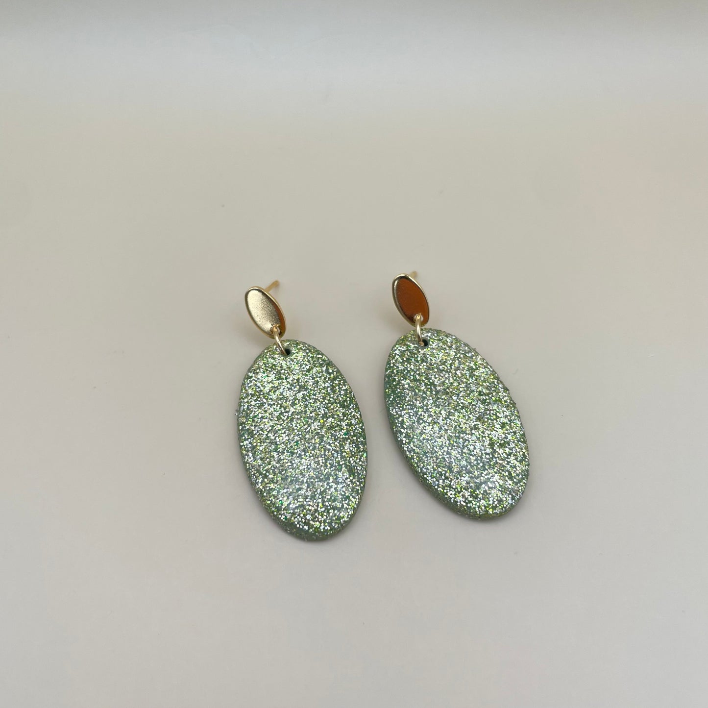 Ovale glitter oorbellen - groen