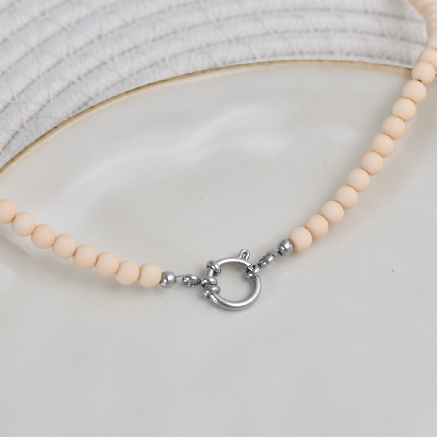 Kralen ketting met boeislot - crème
