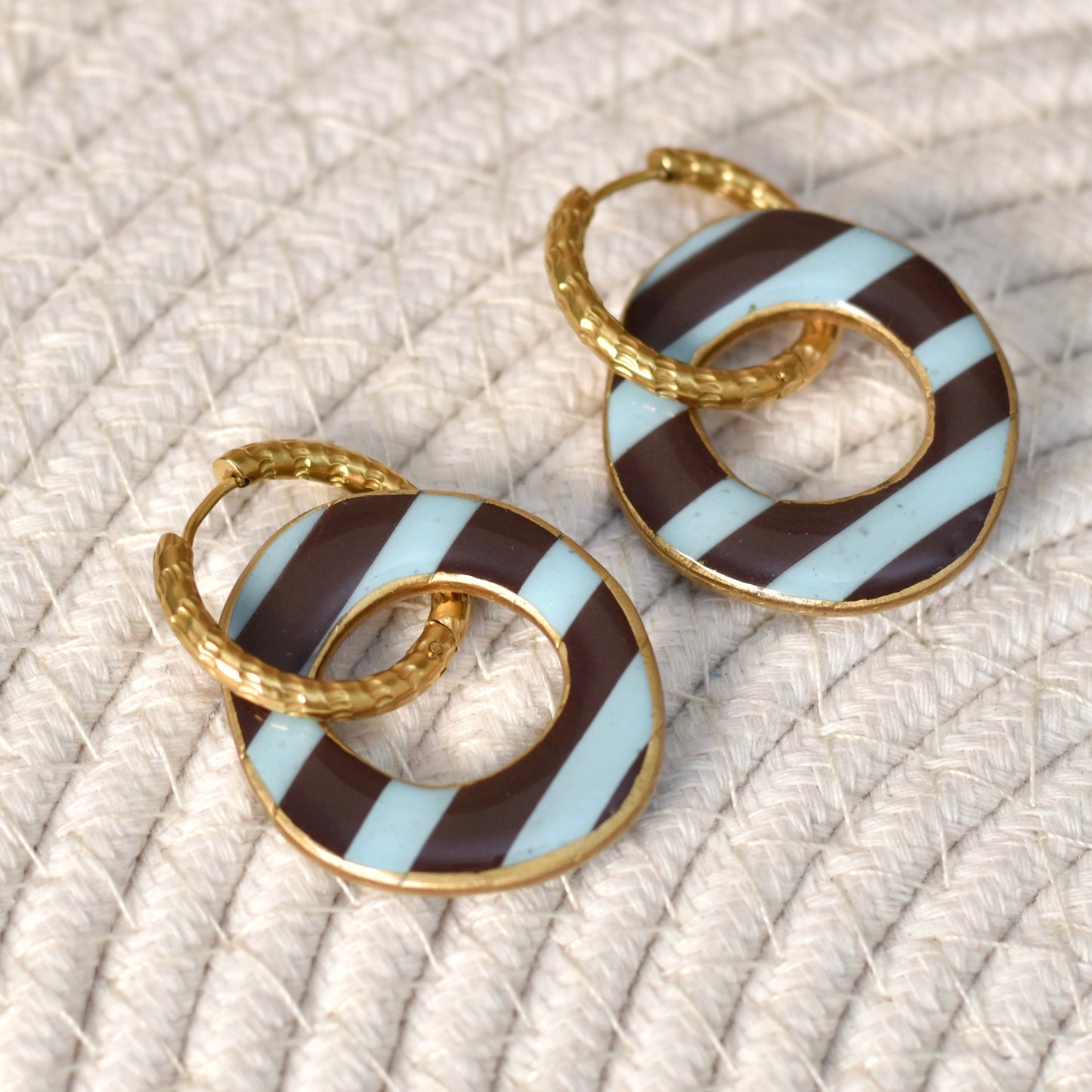 Oorbellen Blue Mocha – lichtblauw & bruin gestreept
