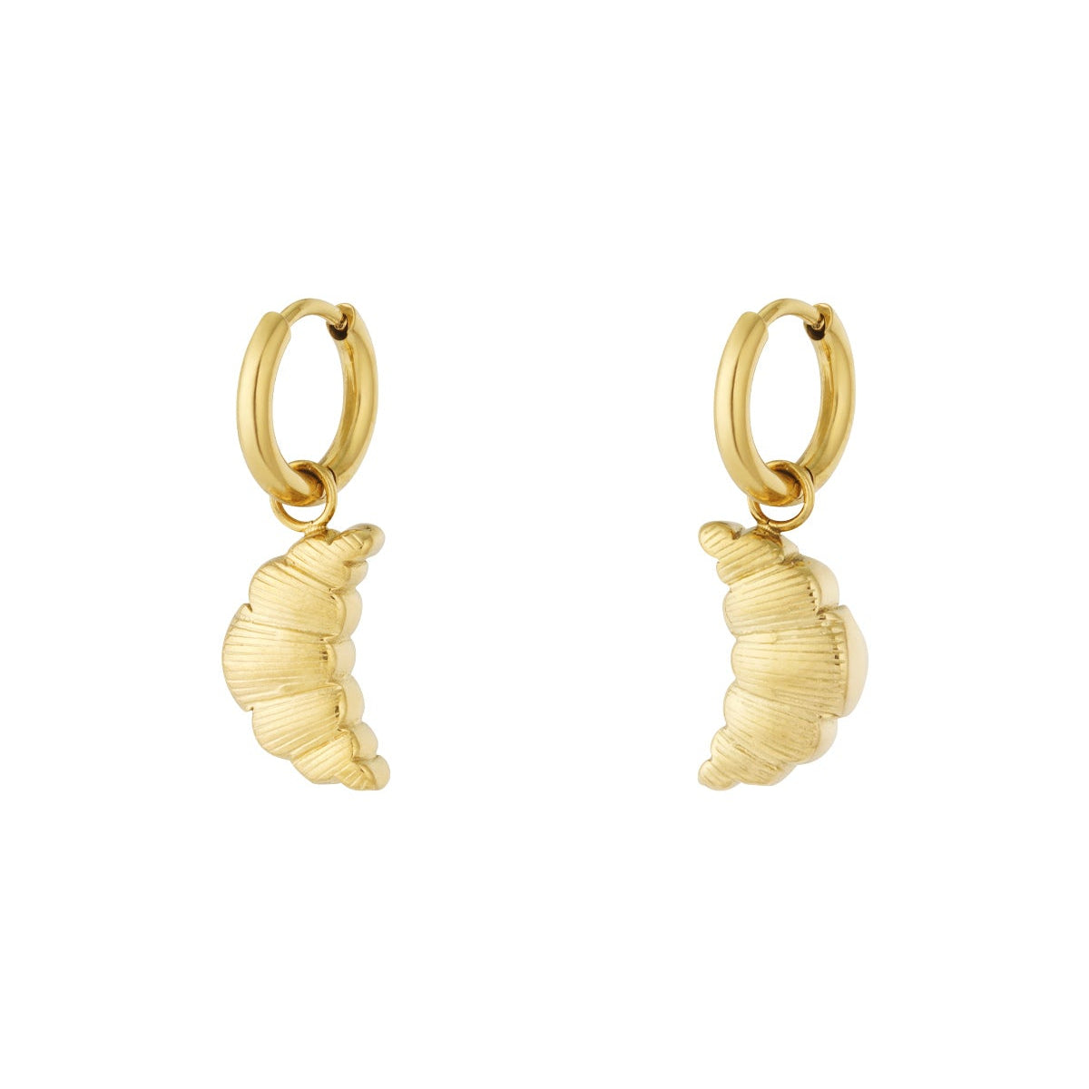Croissant oorbellen - gouden stainless steel hoops met bedel