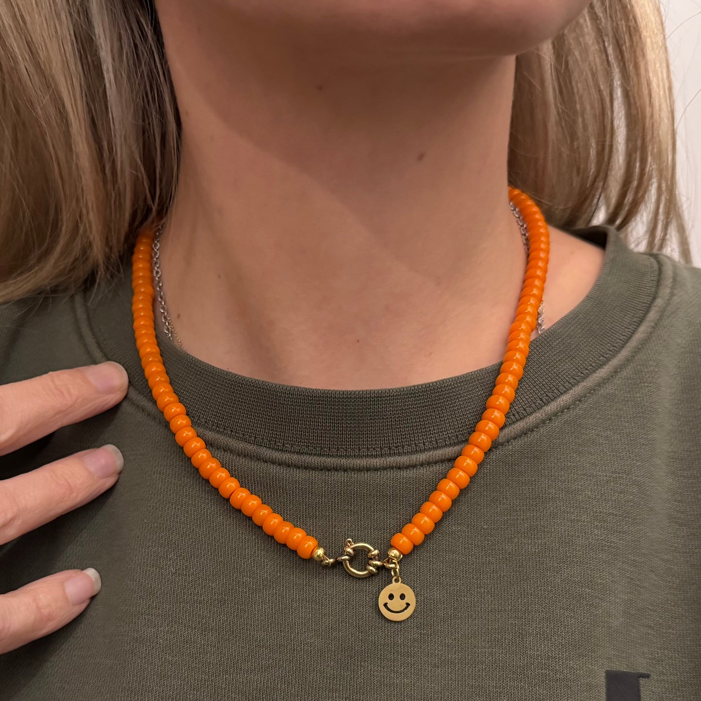 Kralen ketting met boeislot en smiley bedel
