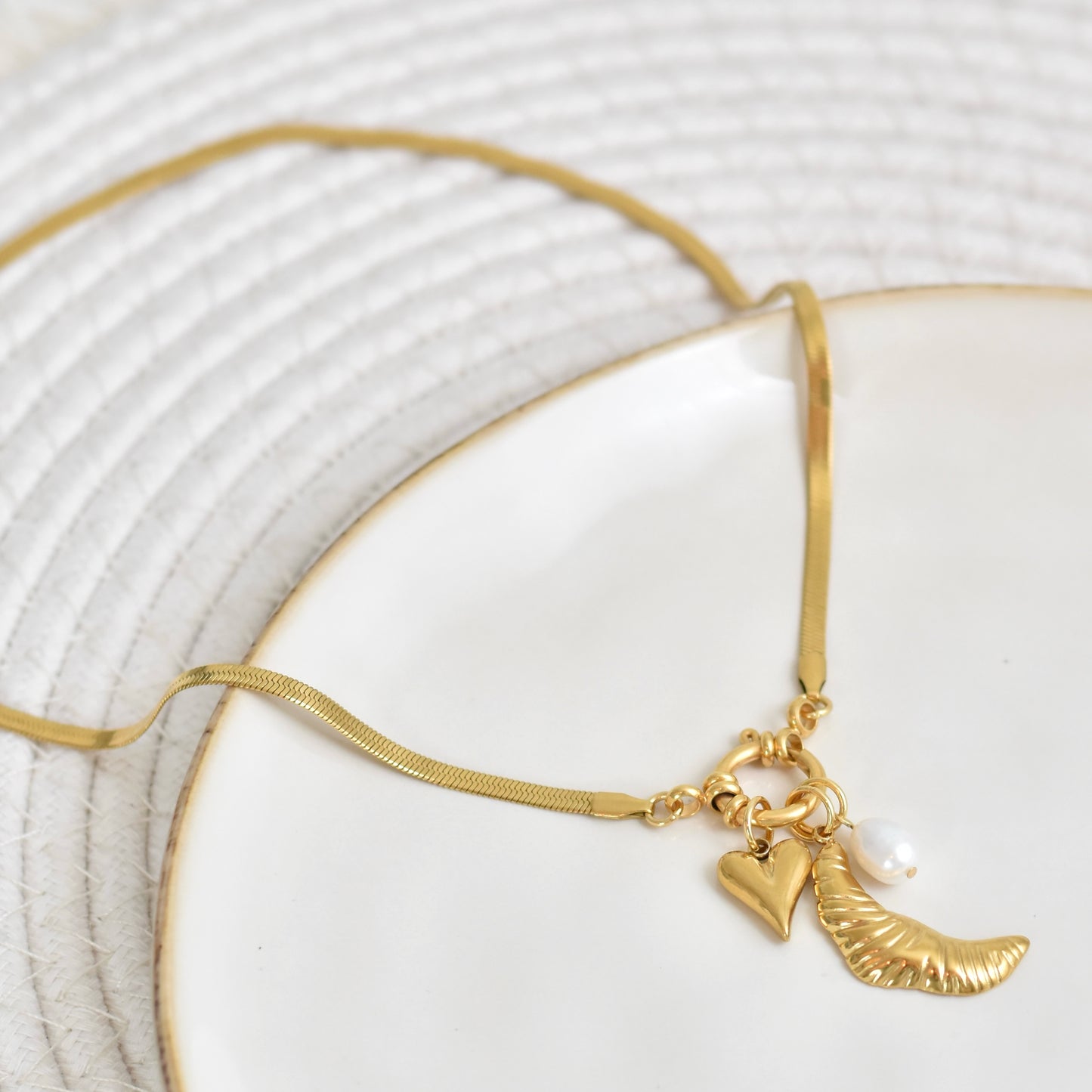 Croissant ketting met hart en zoetwaterparel – goudkleurig