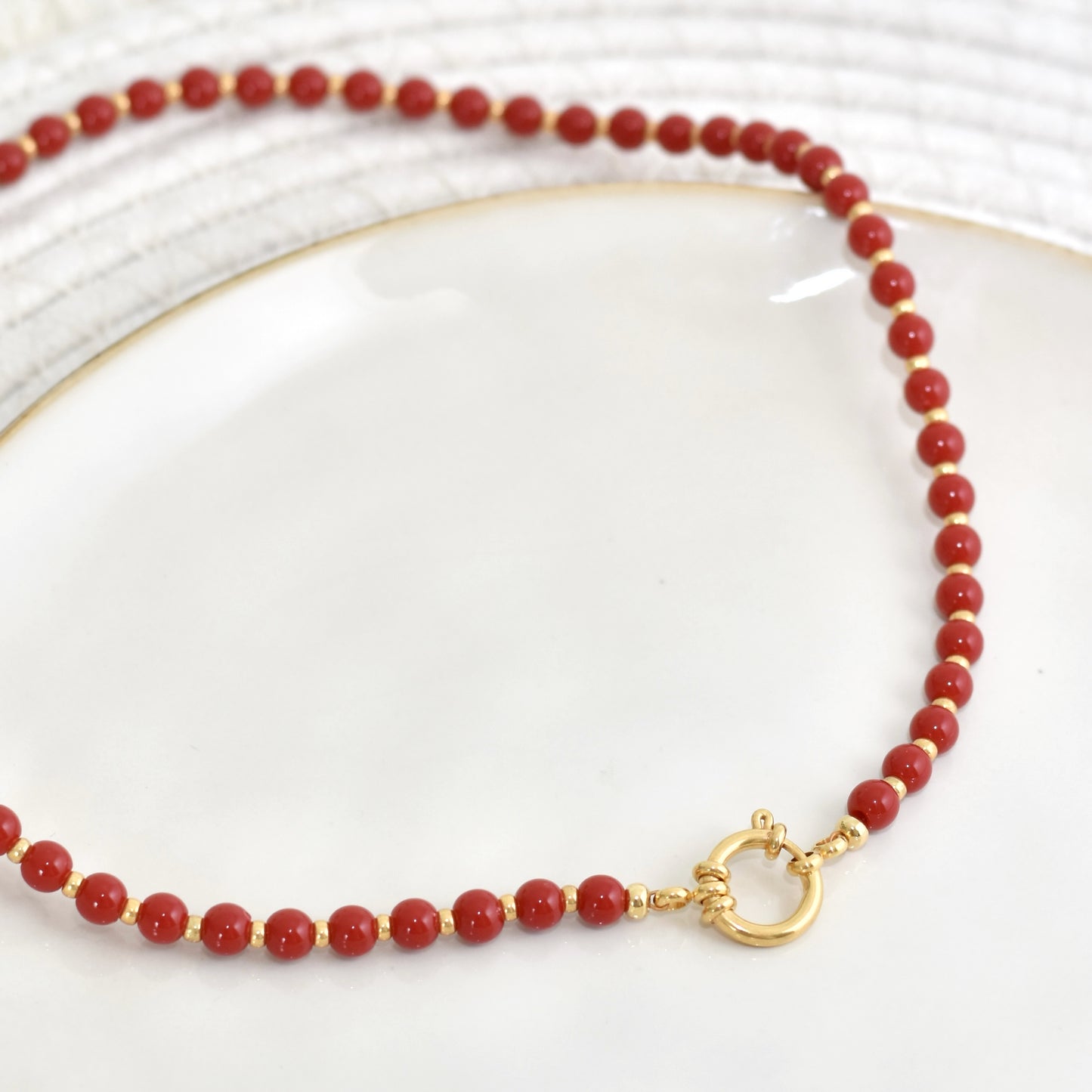 Kralen ketting met boeislot - rood/goud