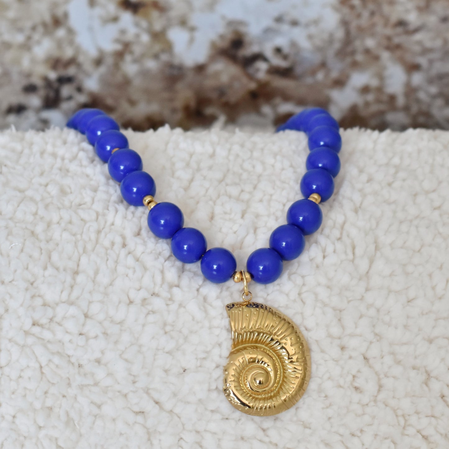 Blauwe kralen ketting met xl schep bedel