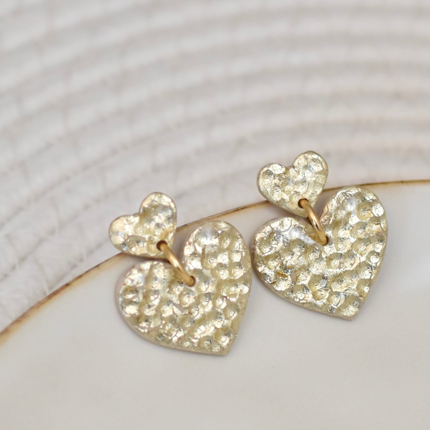 Hammered gold look hartjes oorbellen