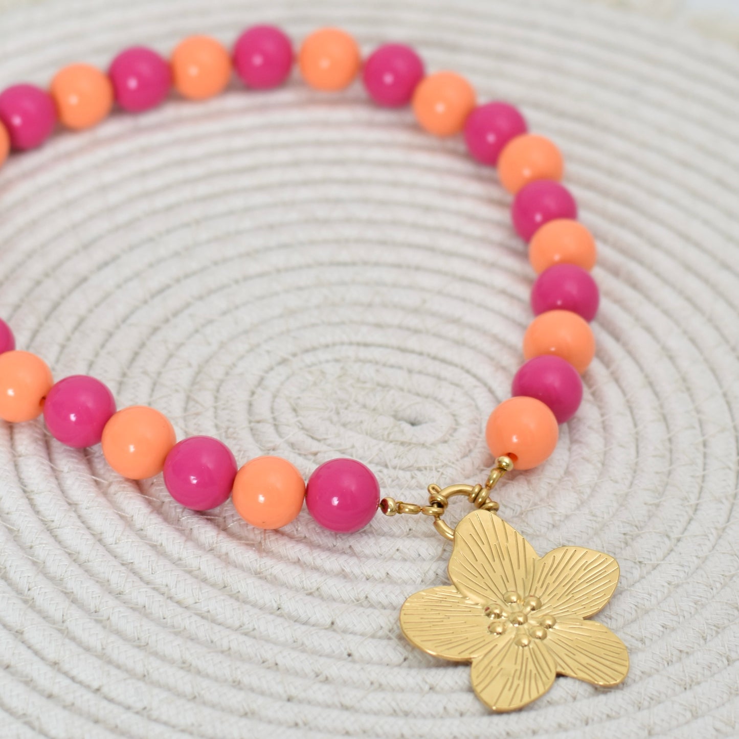 Kralen ketting maat L - fuchsia en oranje met bloem bedel