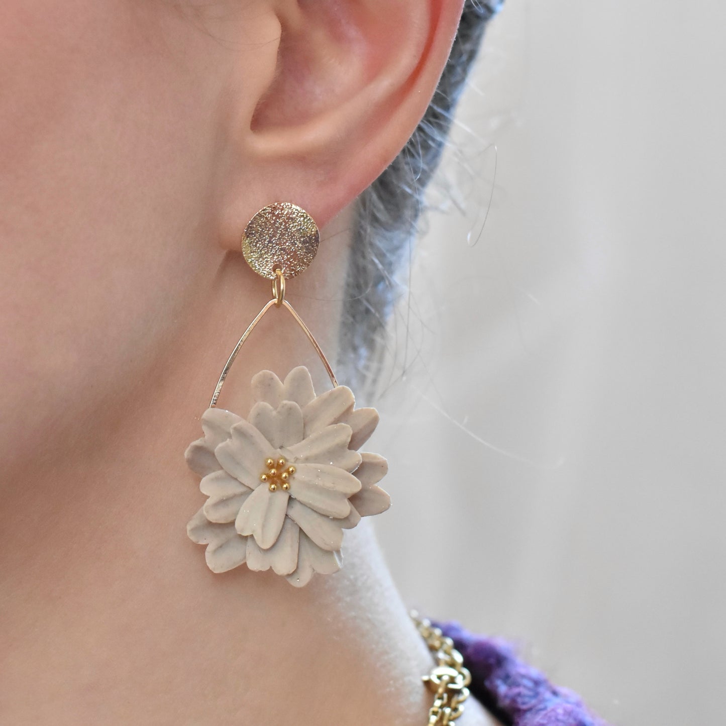 Beige bloem oorbellen aan druppel - 18k gold plated