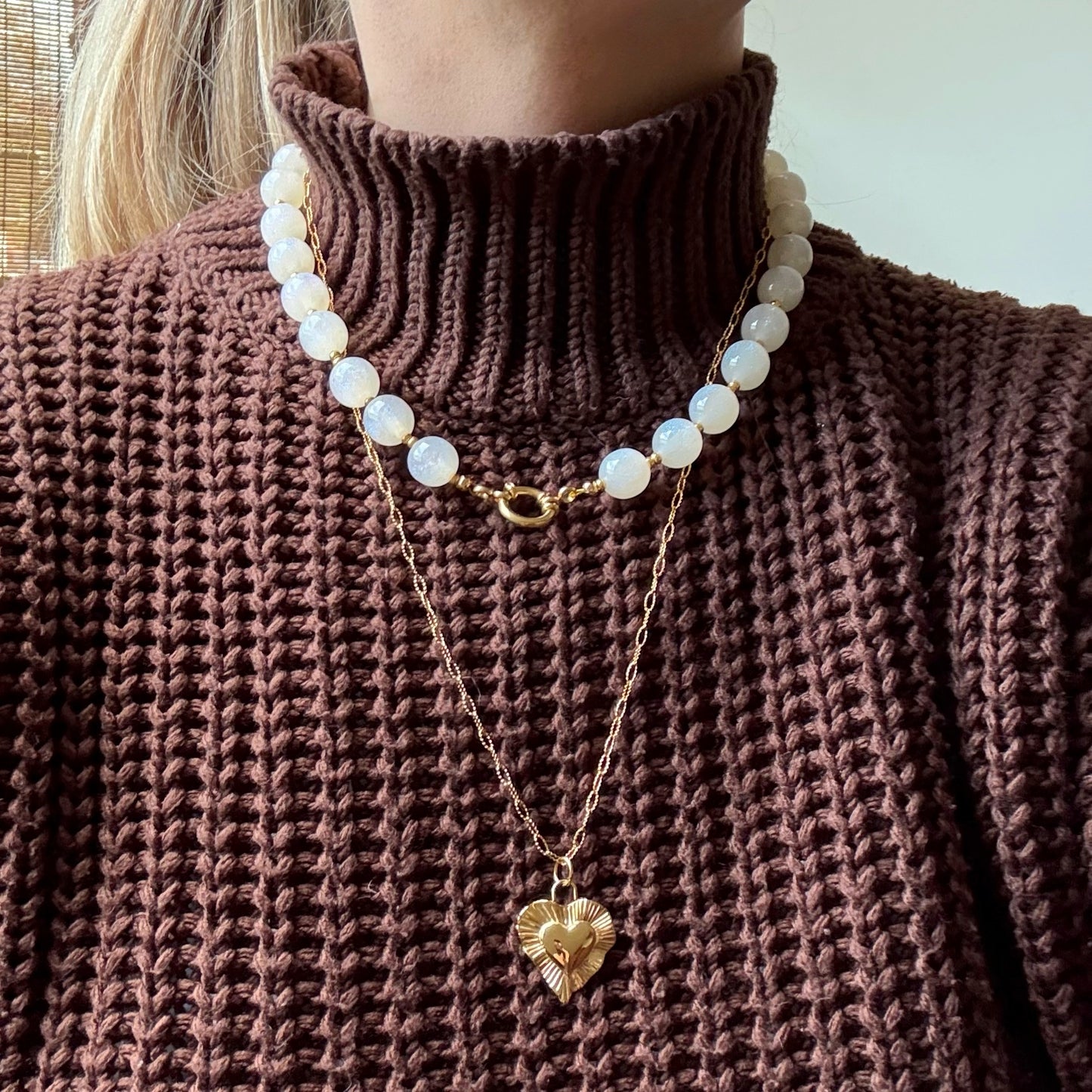 Witte kralen ketting met glitters en goudkleurige details