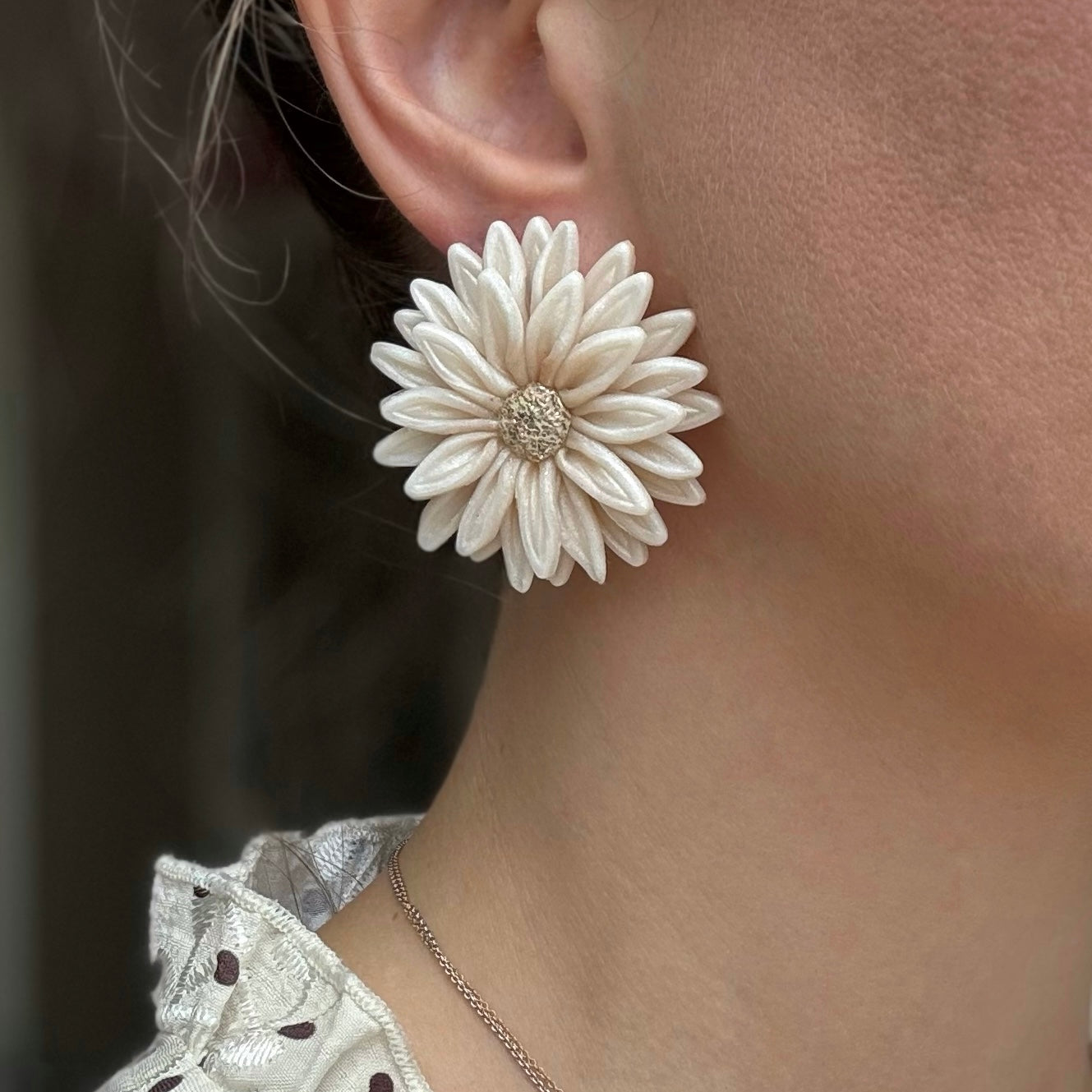 Statement bloem oorbellen-parelmoer