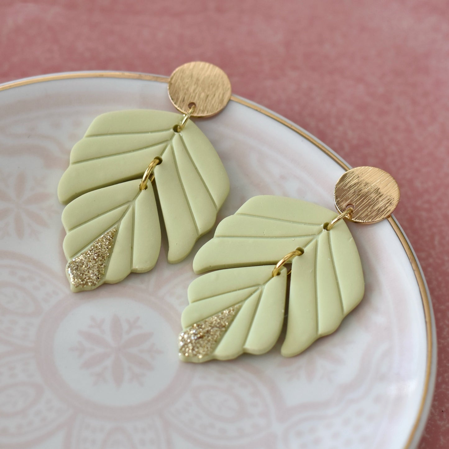 Leaf oorbellen pastel groen met gouden glitters