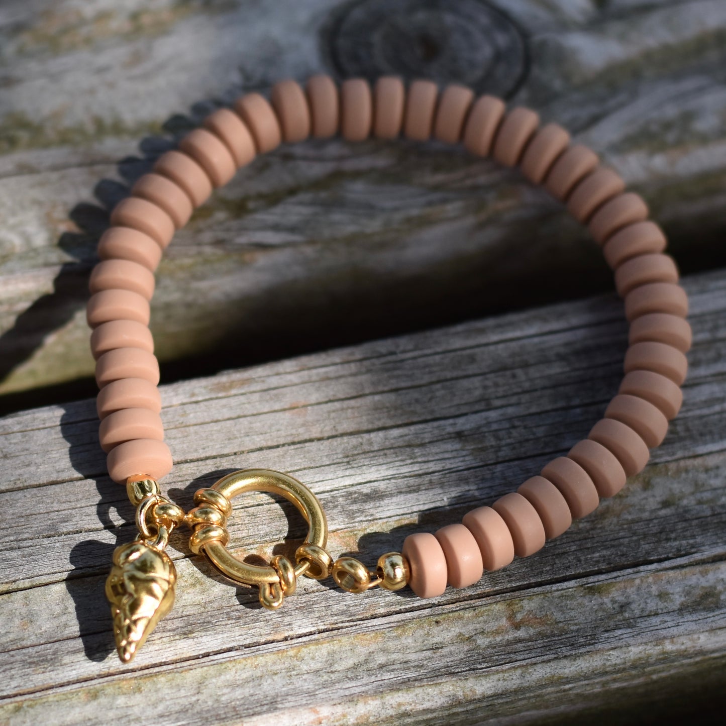 Armband bruin met boeislot en ijsje bedel