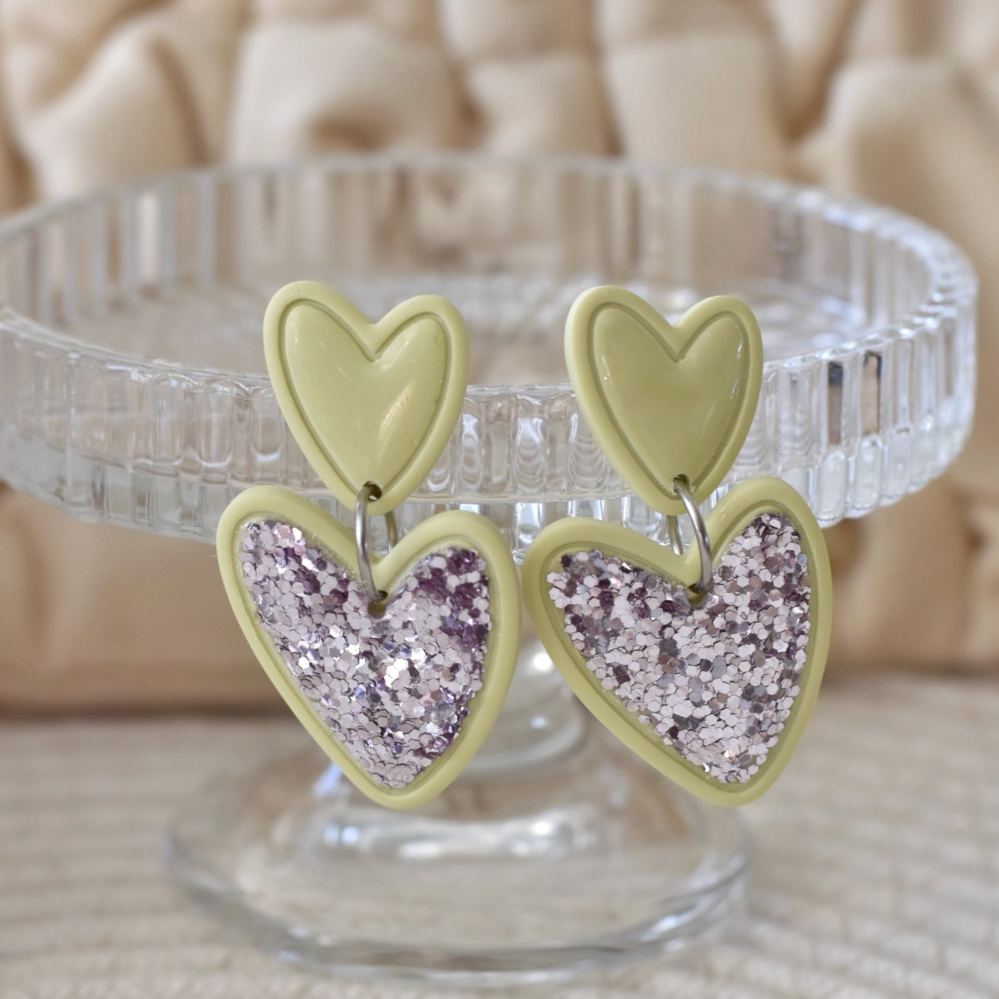 Glamour pastel groene hart oorbellen