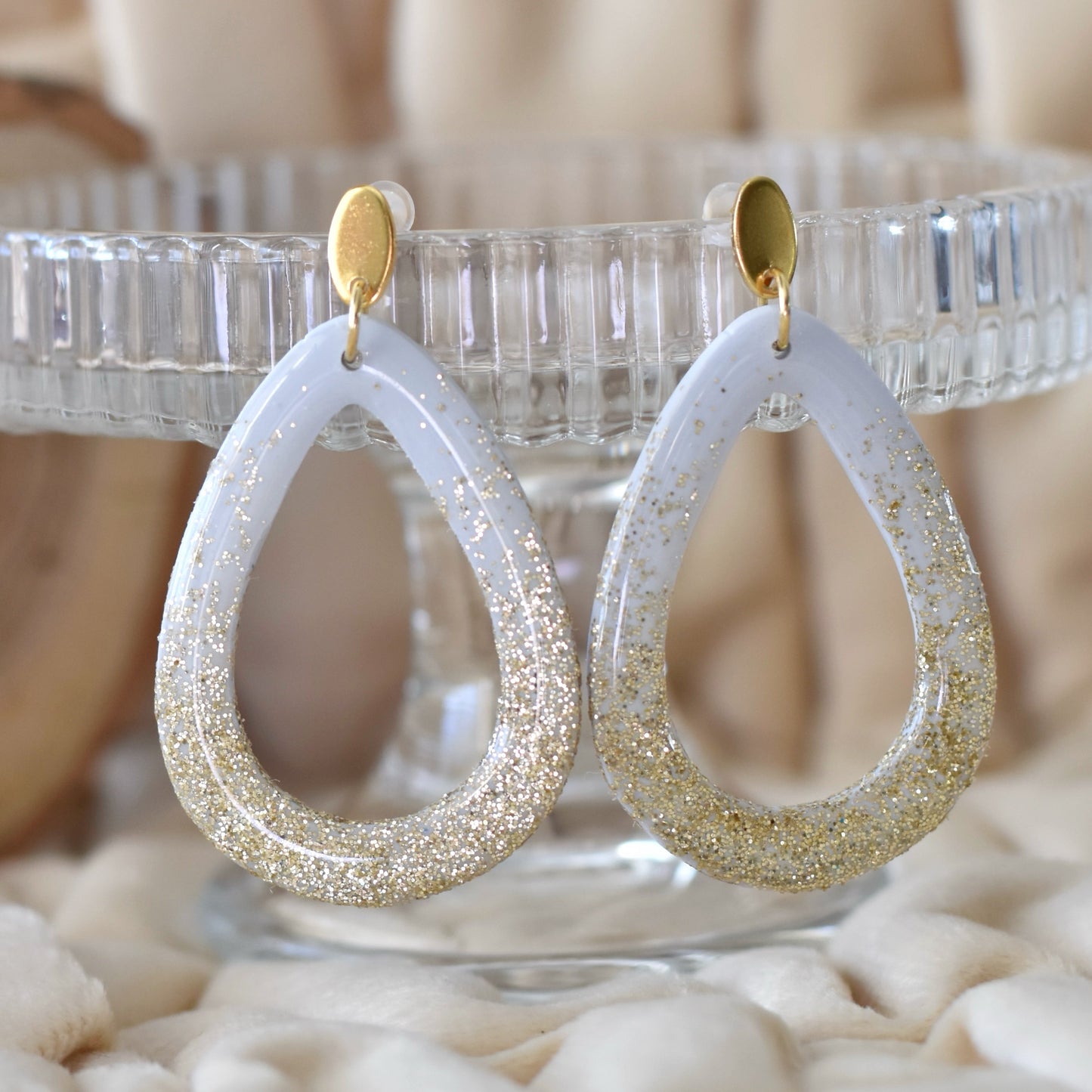 Druppelvorm oorbellen pastel blauw met gouden glitters