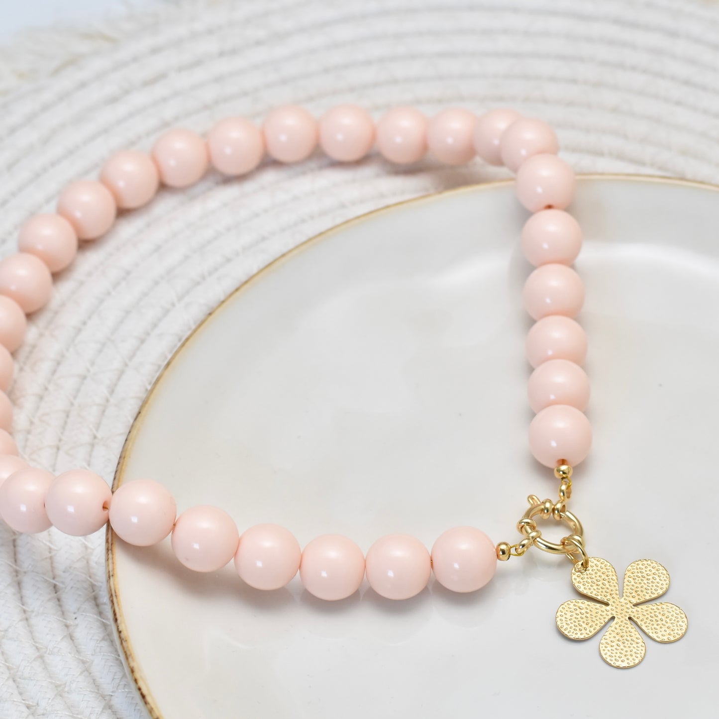 Kralen ketting 14mm met boeislot en bloem bedel - Peach