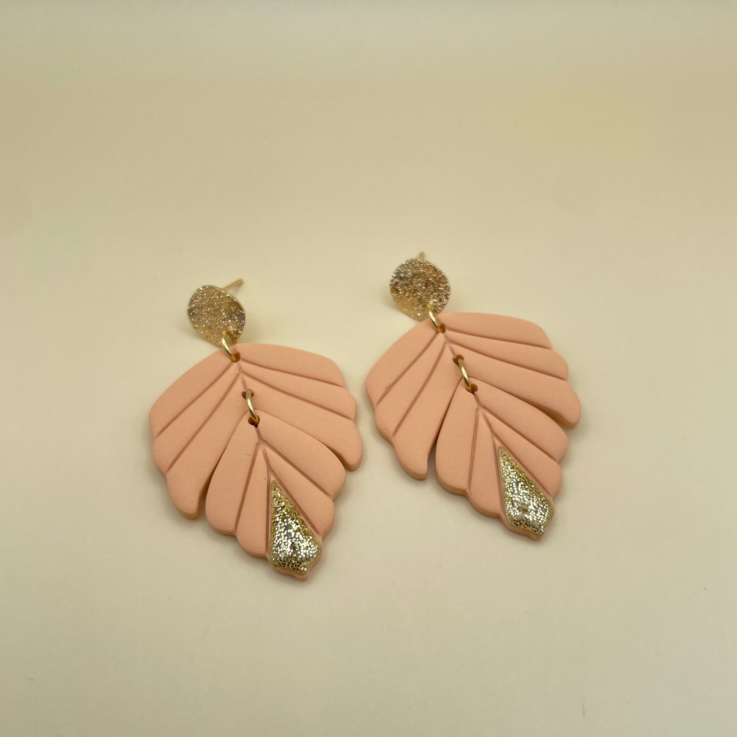 Soft pink leaf’s oorbellen