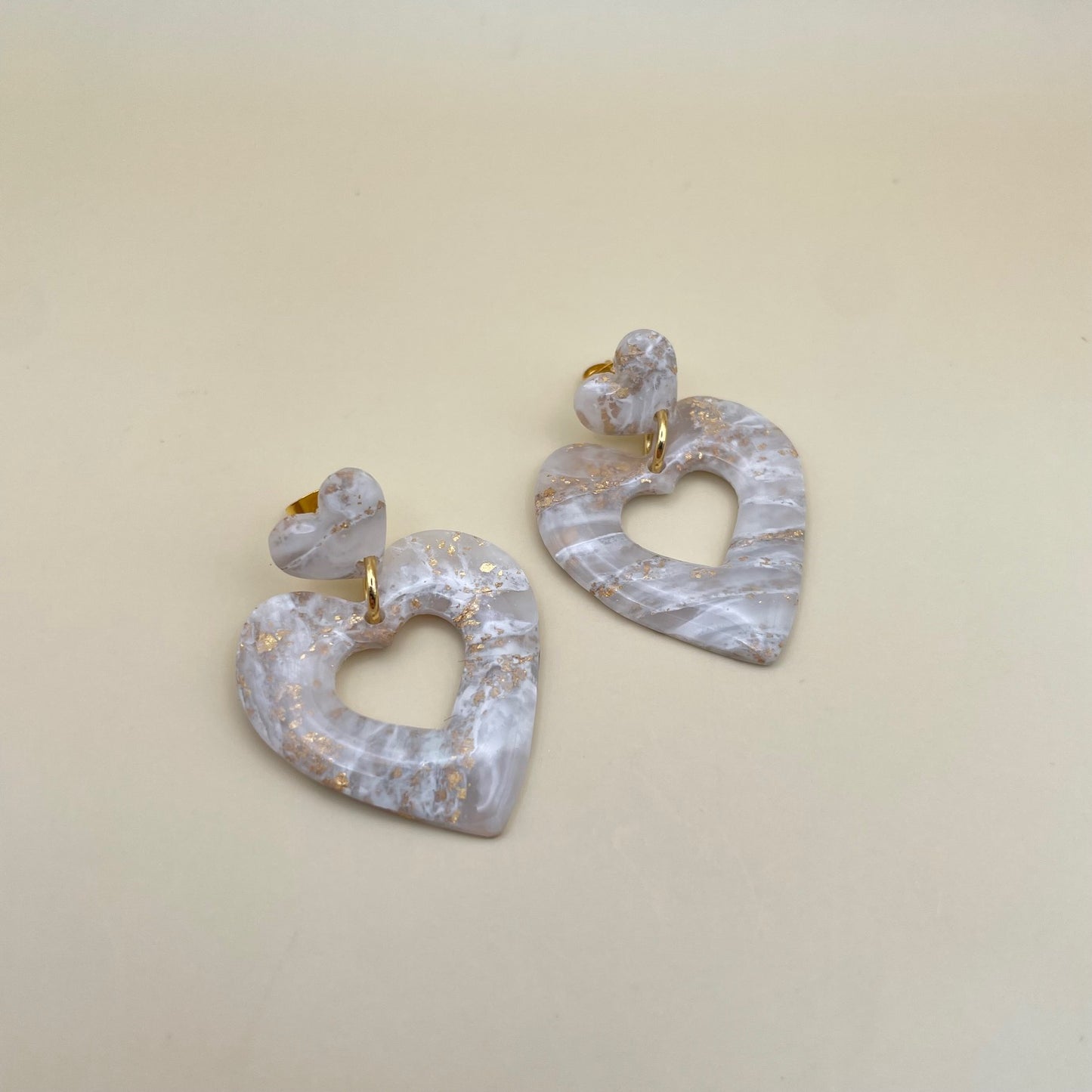 Hartjes oorbellen white and gold