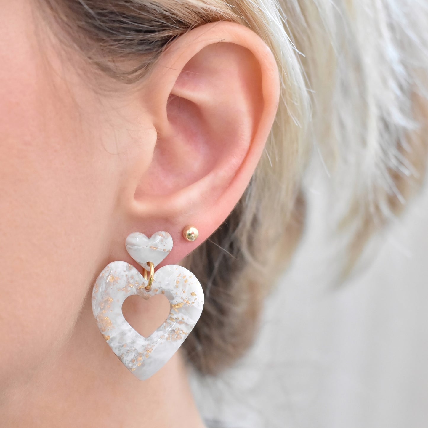 Hartjes oorbellen white and gold