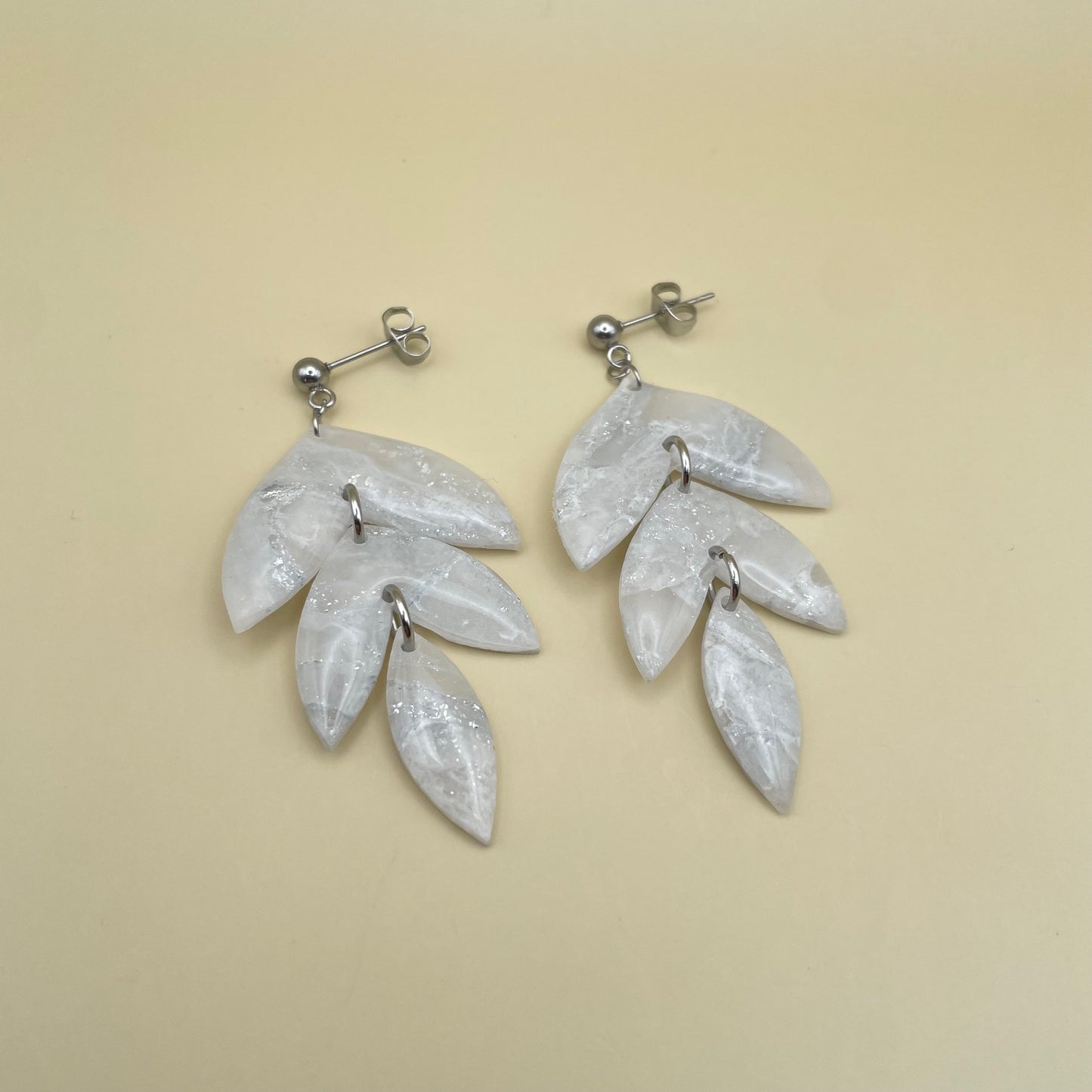 White and silver leafs oorbellen