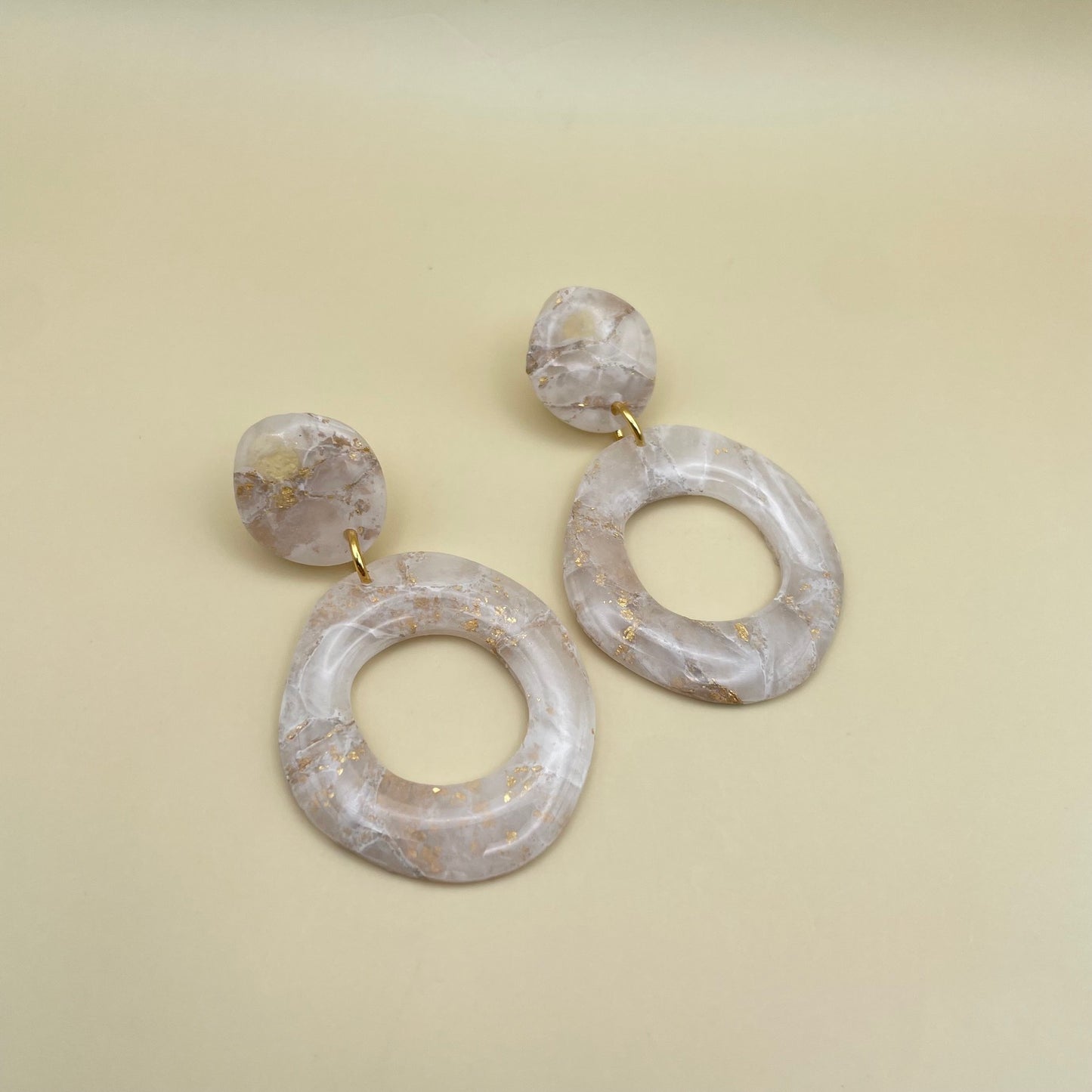 White and gold organic donut oorbellen