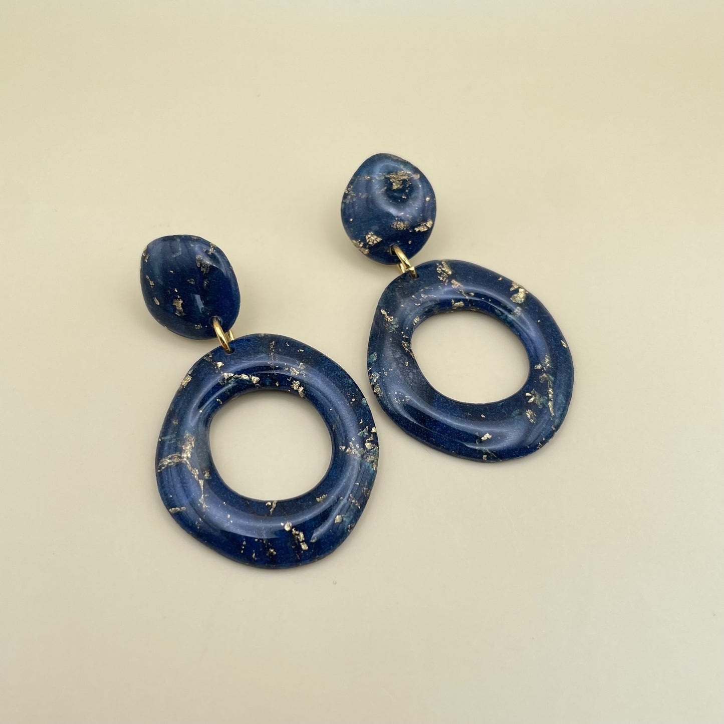 Donkerblauwe organic donut oorbellen