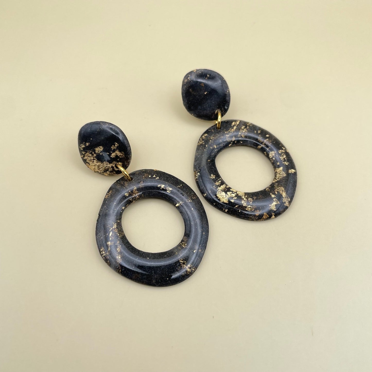 Black and gold organic donut oorbellen