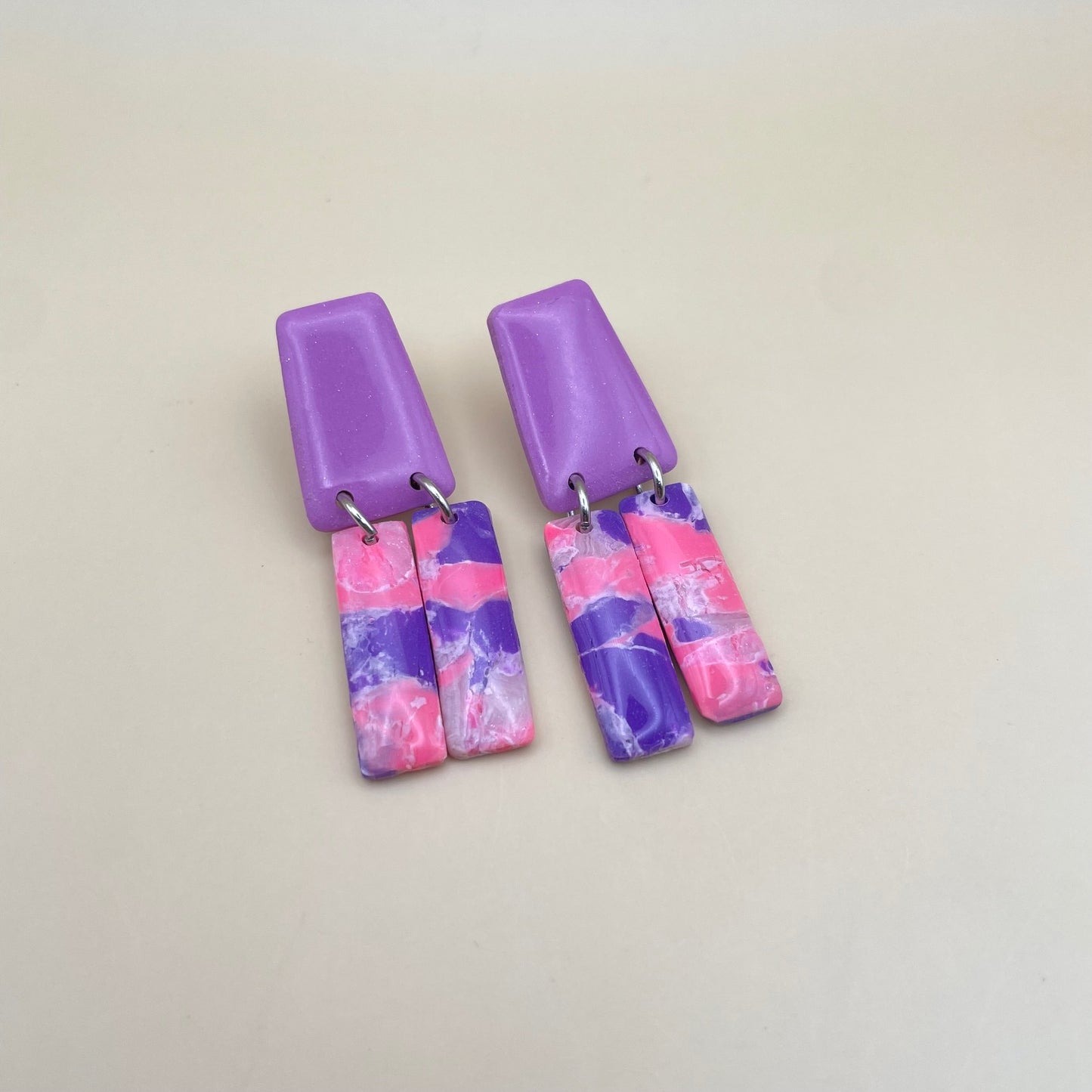 Rectangle paarse oorbellen