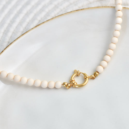 Kralen ketting met boeislot - crème