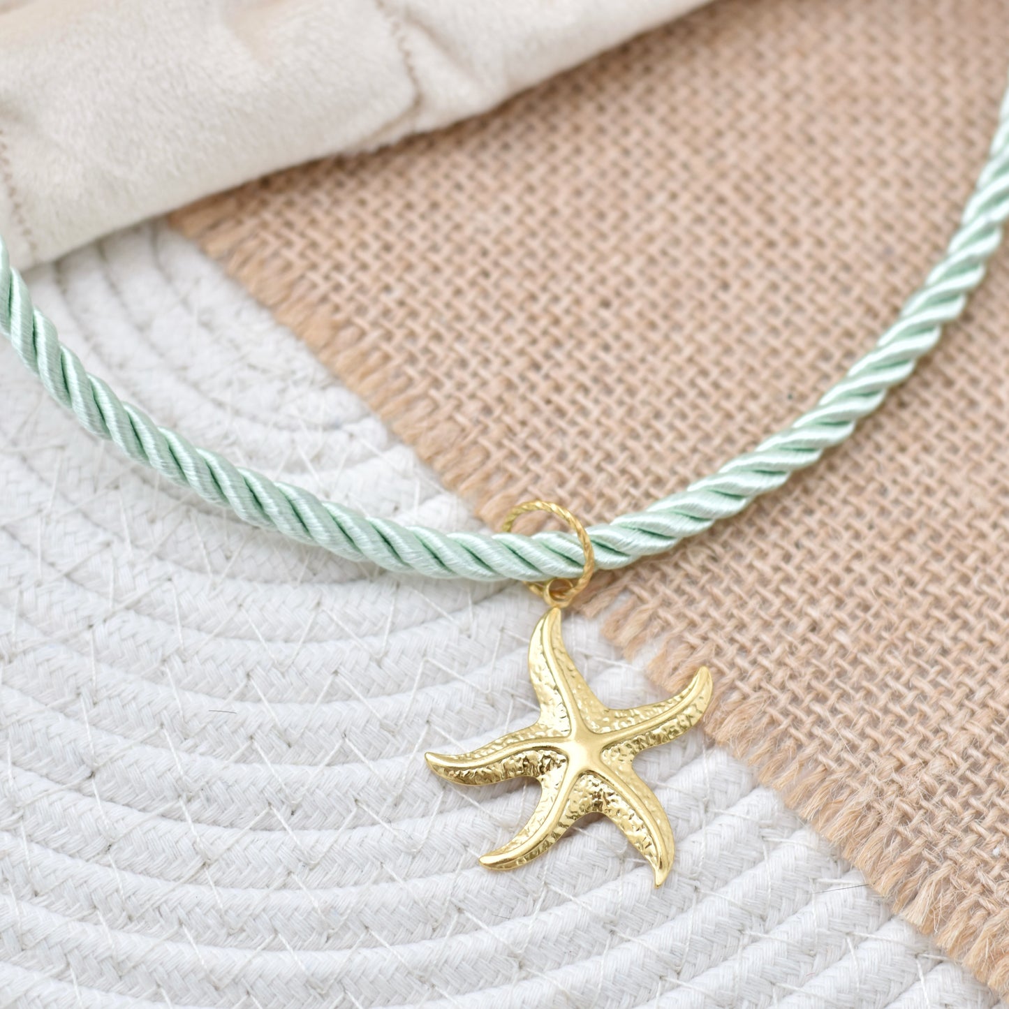 Zomerse ketting van koord met grote bedel