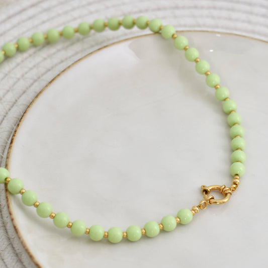 Kralen ketting met boeislot - mintgroen en gouden kraaltjes