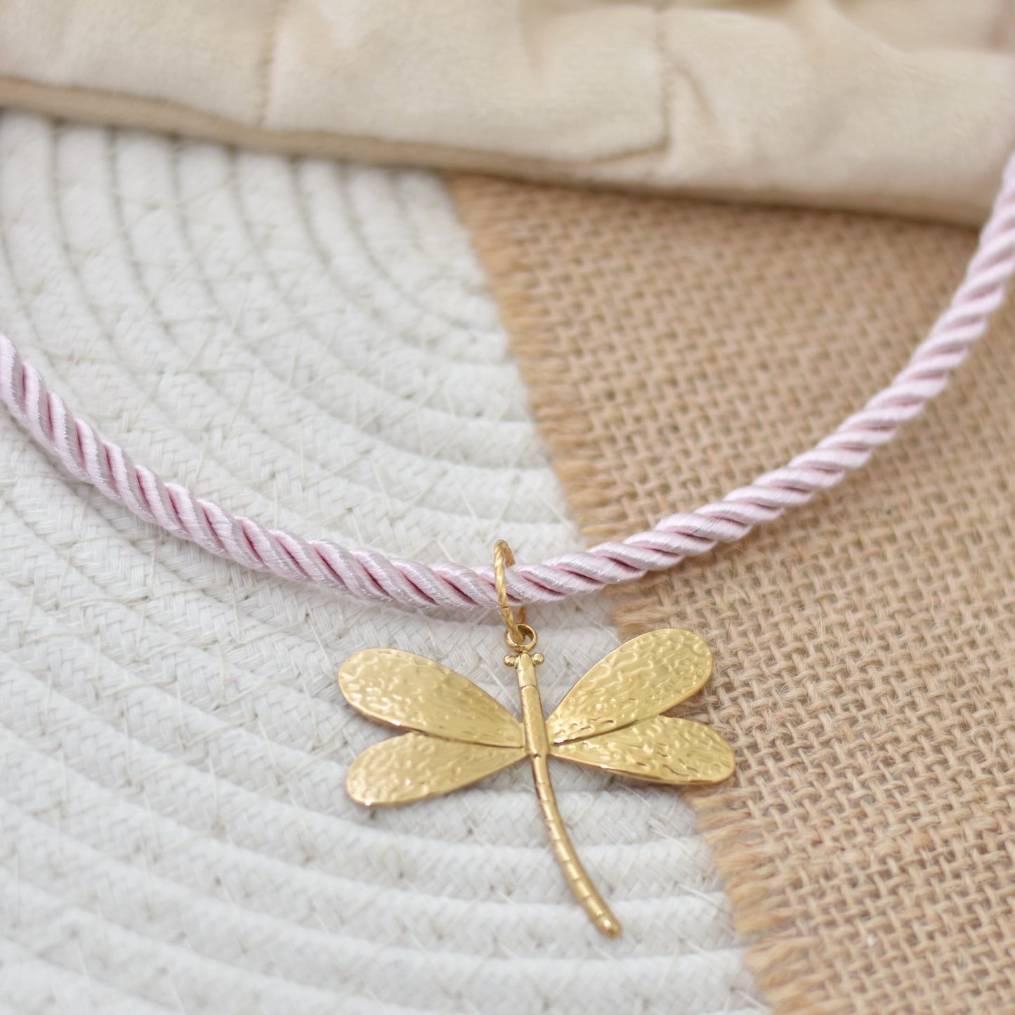 Zomerse ketting van koord met grote bedel