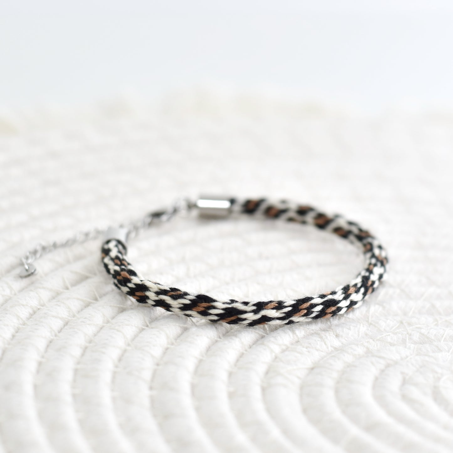 Panterprint armbandje - handgevlochten