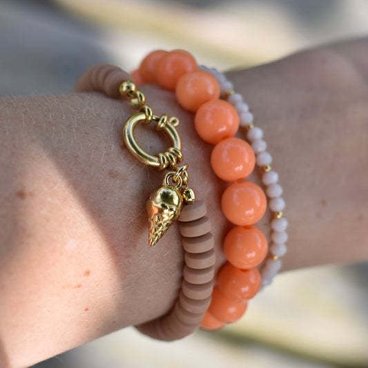 Armband bruin met boeislot en ijsje bedel