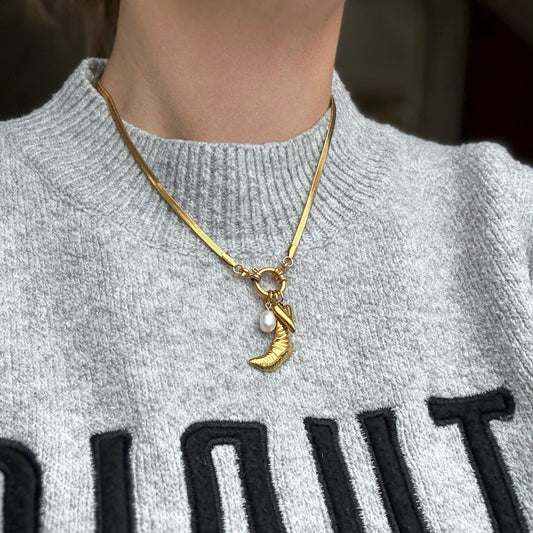 Croissant ketting met hart en zoetwaterparel – goudkleurig