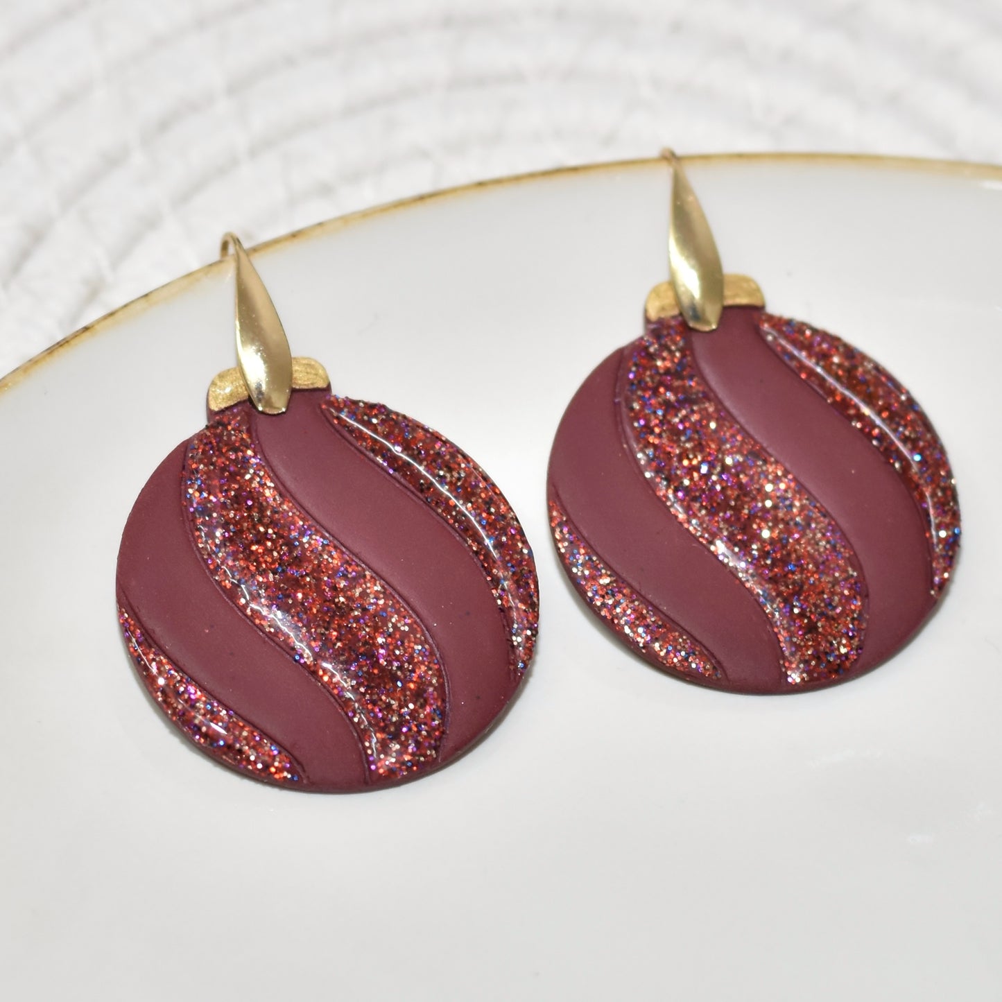 Kerstbal oorbellen van polymeerklei – bordeaux met glitter